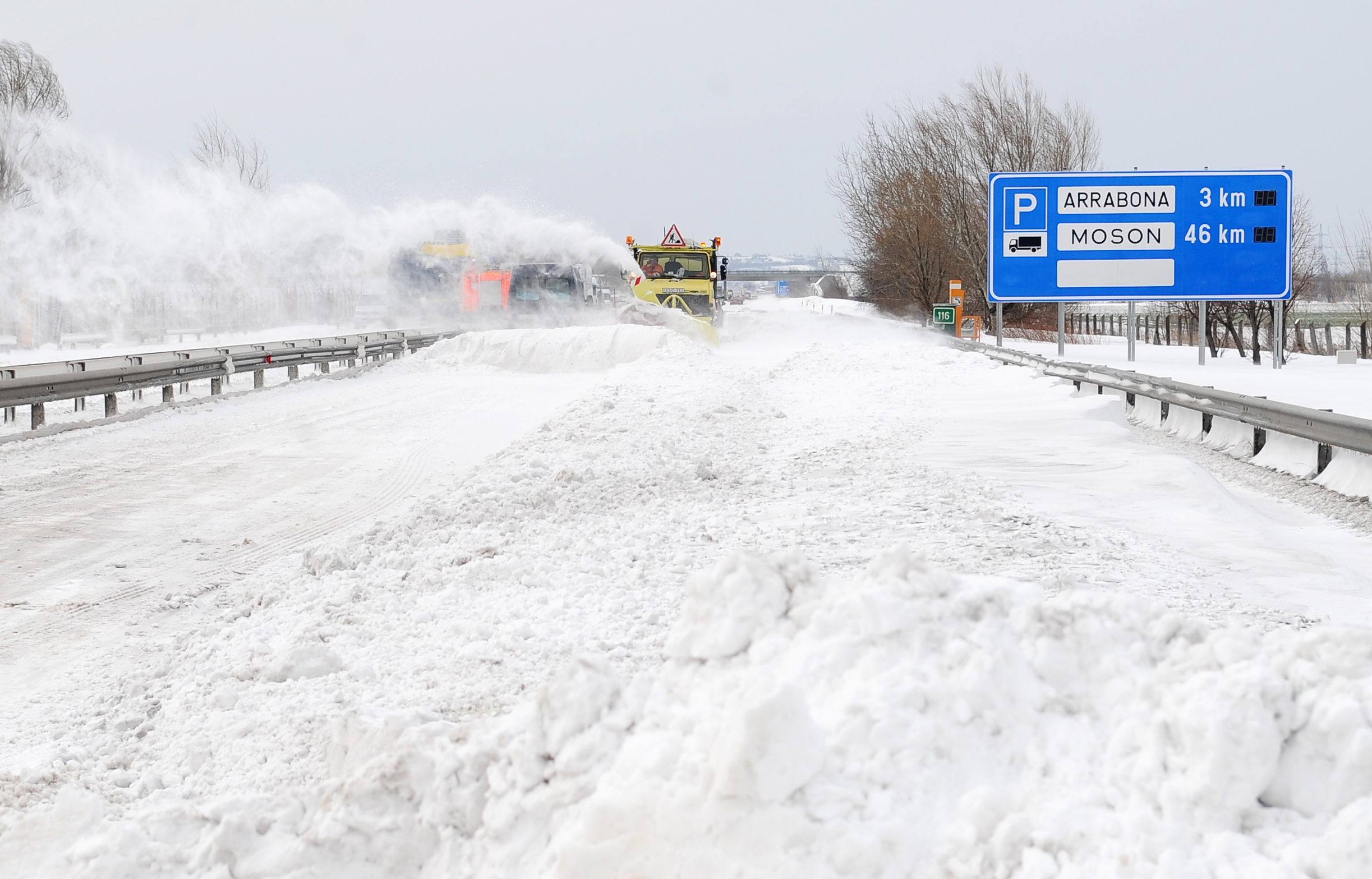 Jelentős havazásra számíthatnak az autósok csütörtökön és pénteken