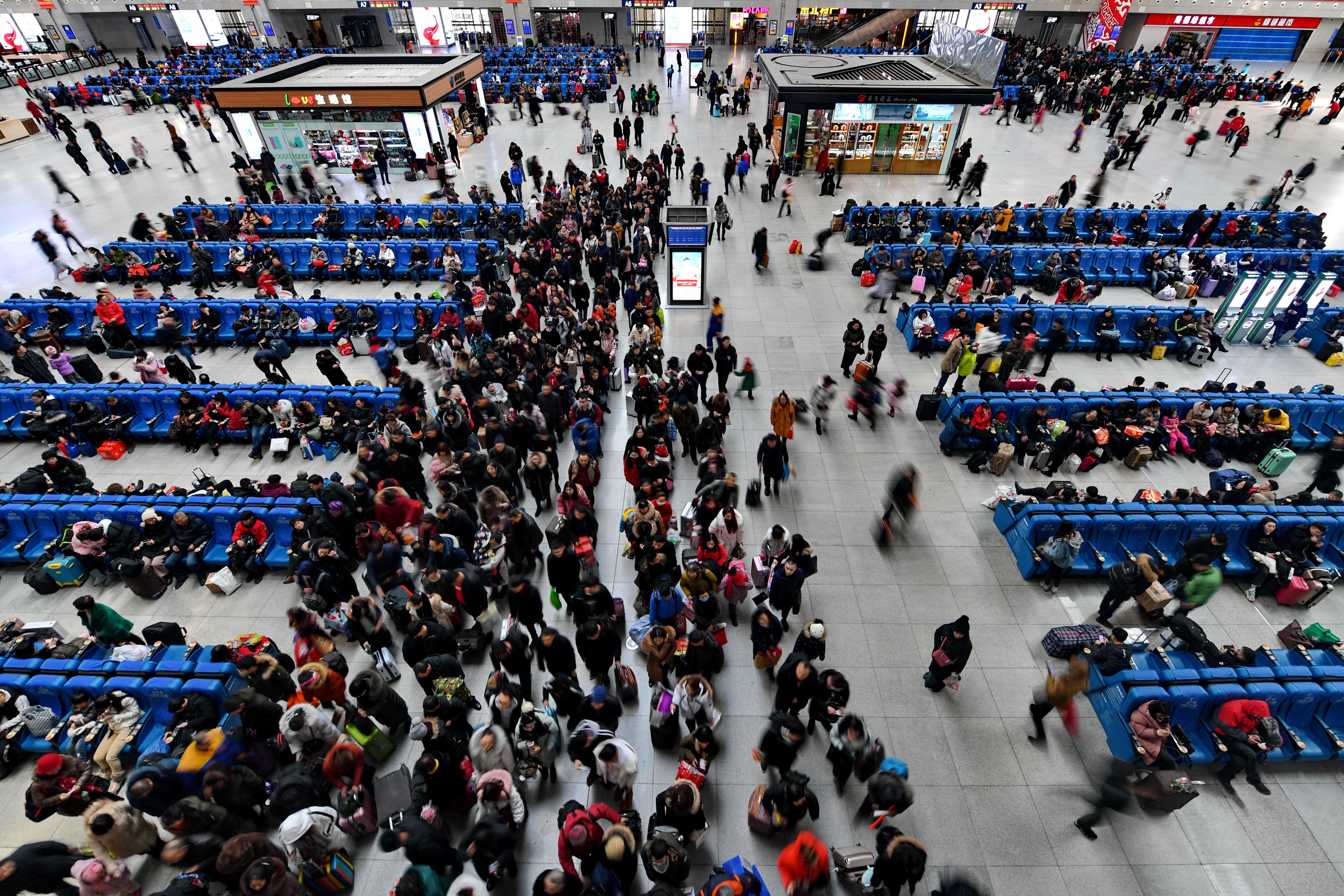 Kínában elkezdik letiltani a repülőkről és vonatokról azokat, akinek a viselkedésével nem elégedett az állam