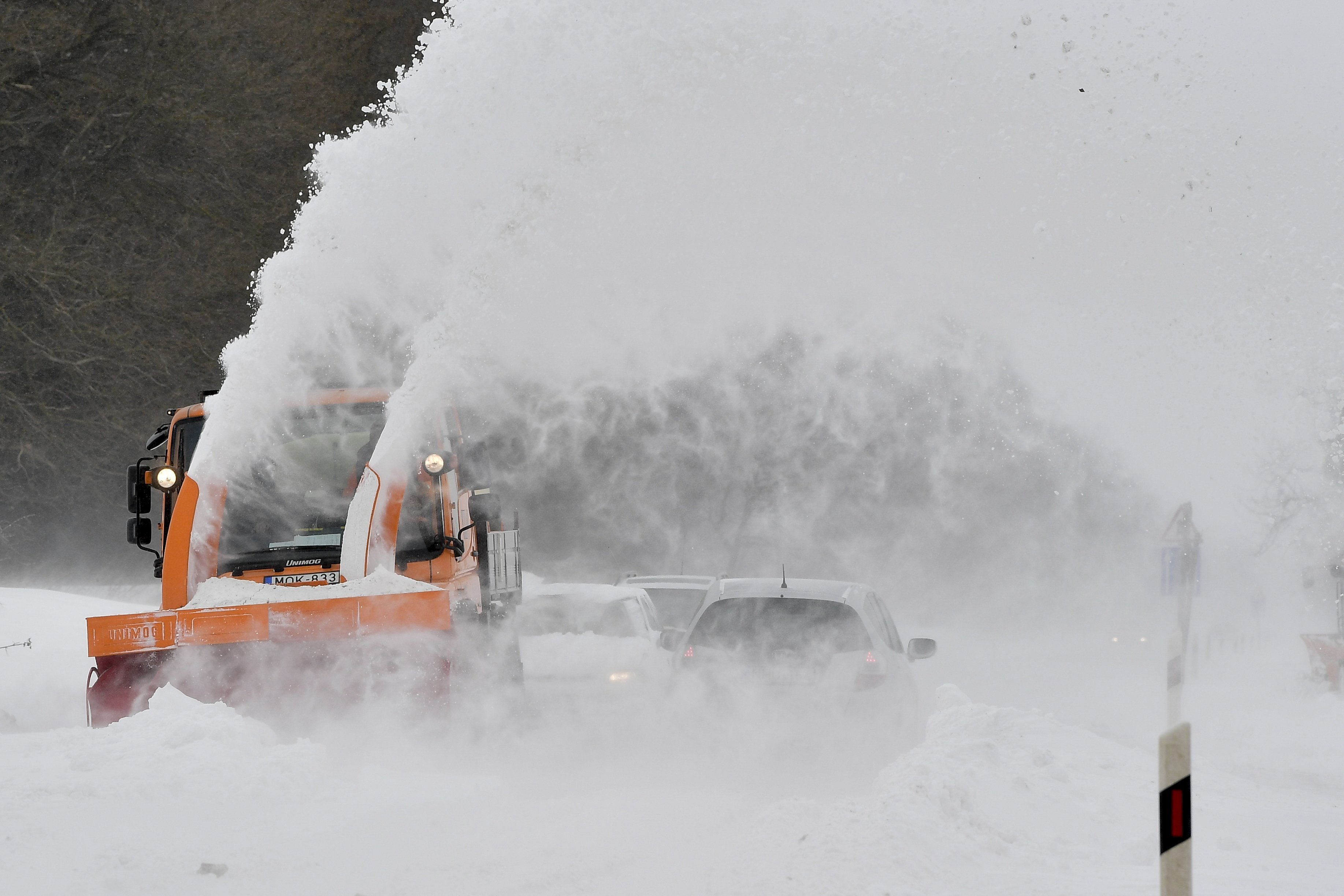 Hóvihar: akadozik a vasúti közlekedés, a hófúvások miatt az M3-as is nehezen járható csak