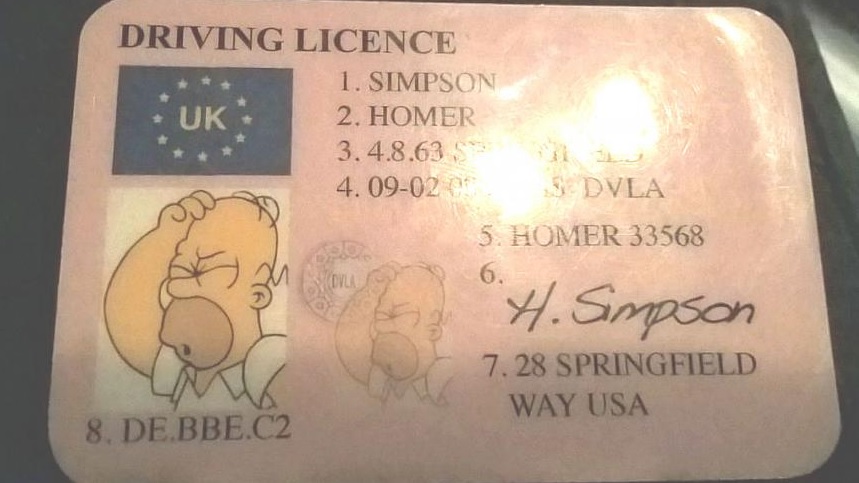 Homer Simpson jogosítványával próbálta átvágni a rendőrt egy brit férfi