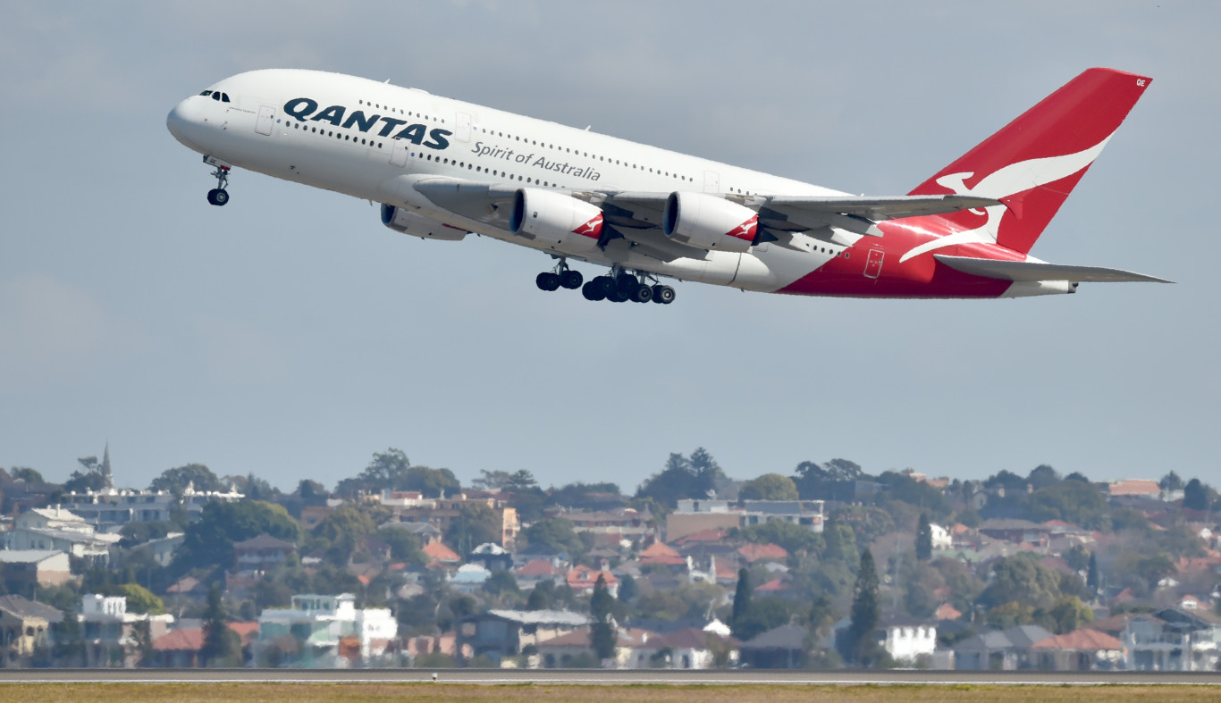 Már törölt járatokra adott el jegyeket az ausztrál Qantas légitársaság, rekordközeli, 29 milliárd forintnyi büntetést fizetnek, minden utas fájdalomdíjat kap