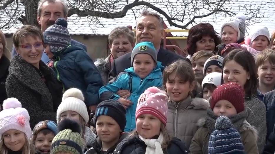 Orbánékat nem érdekli bírság: még mindig elérhető a óvodásokat szerepeltető videó