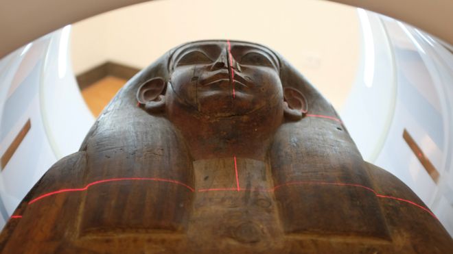Egy 2500 éves múmia került elő egy üresnek hitt szarkofágból