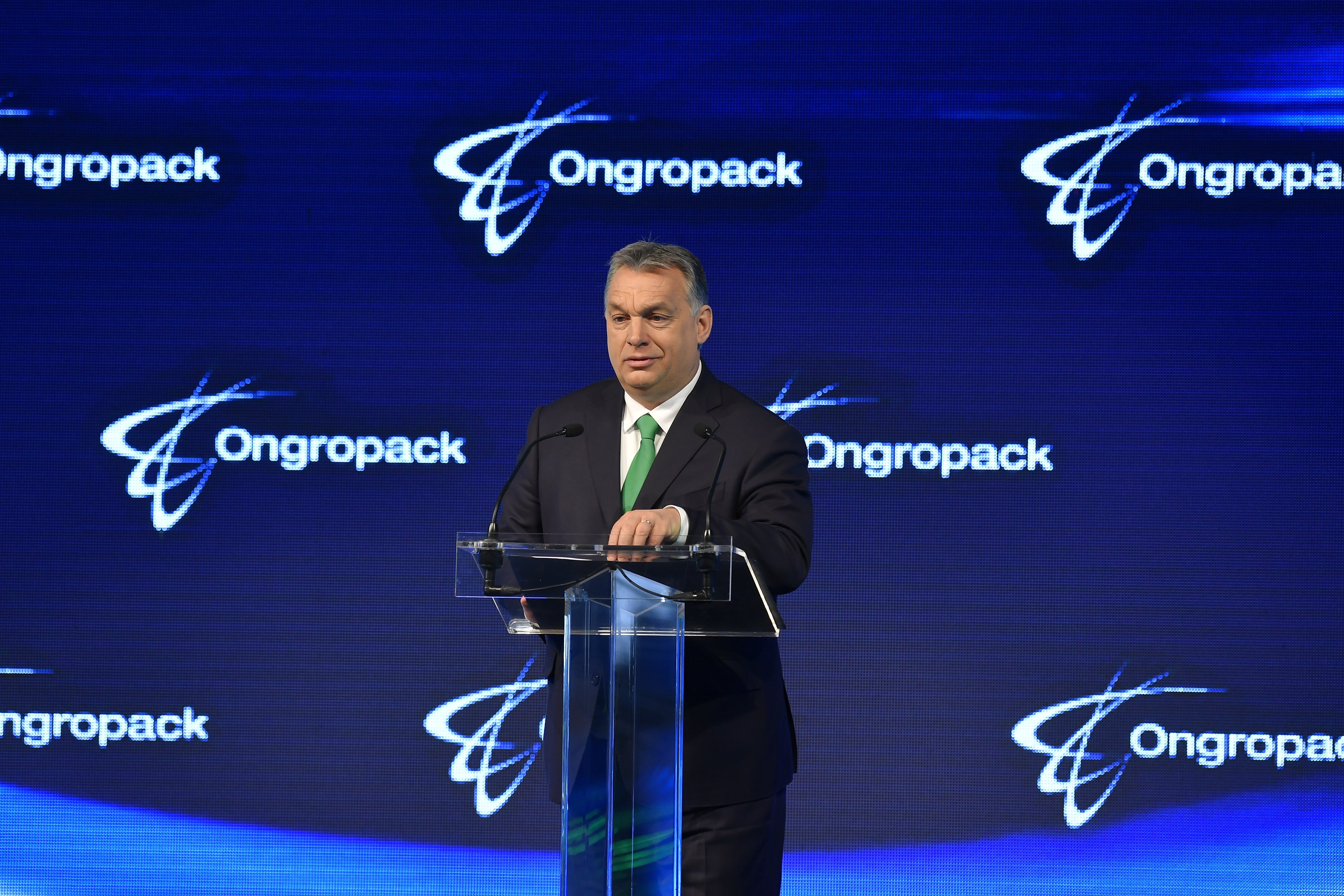 Orbán Szirmabesenyőn: Ha kormányváltás lesz, az ÖSSZES gazdasági erőforrás a bevándorlóország felépítésére megy majd