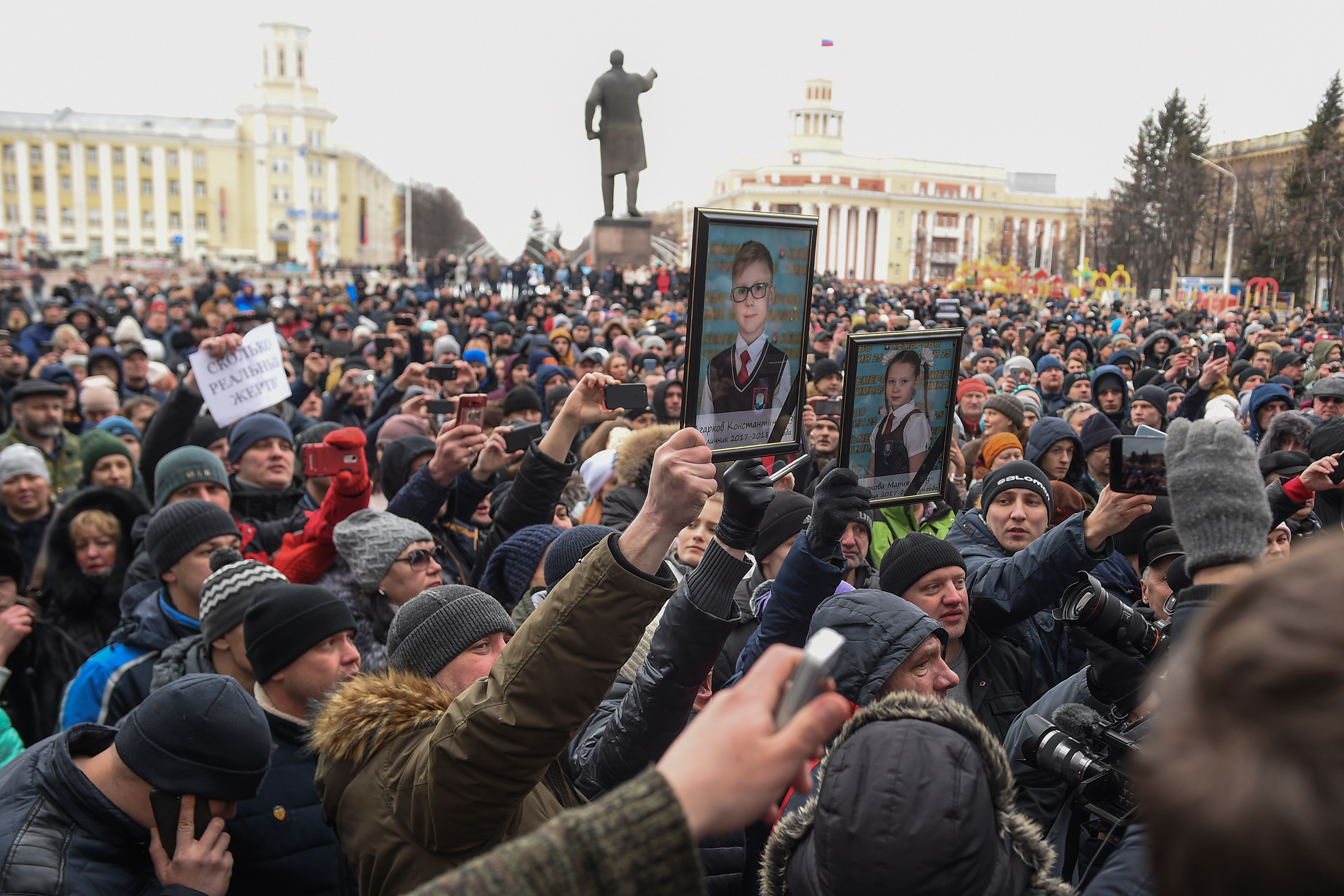Több ezren tüntettek Oroszországban a leégett pláza miatt