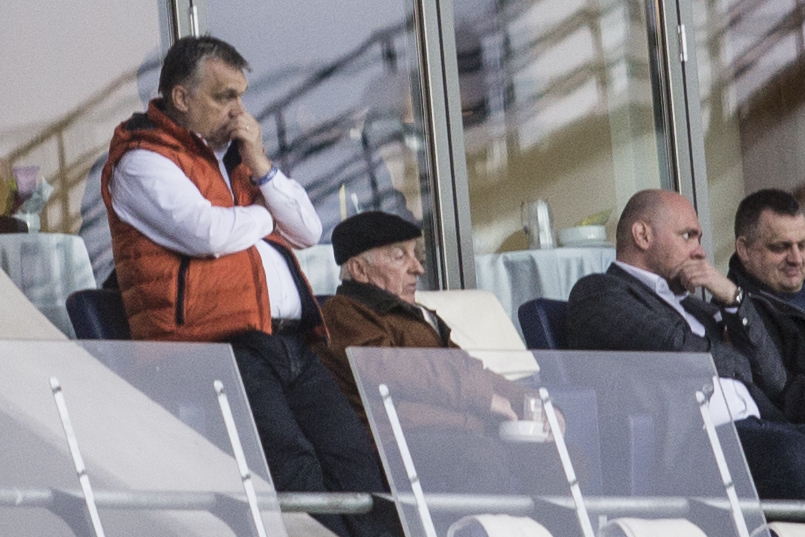 Balra Orbán Viktor, mellette apja, Orbán Győző, jobb szélen ifj. Orbán Győző (aki korábban azt mondta, a labdajáték nem sport, a focit még tévében sem nézi, nemhogy élőben) a miniszterelnök háza mellé, a saját klubjának épített stadionban 2018. március 31-én.
