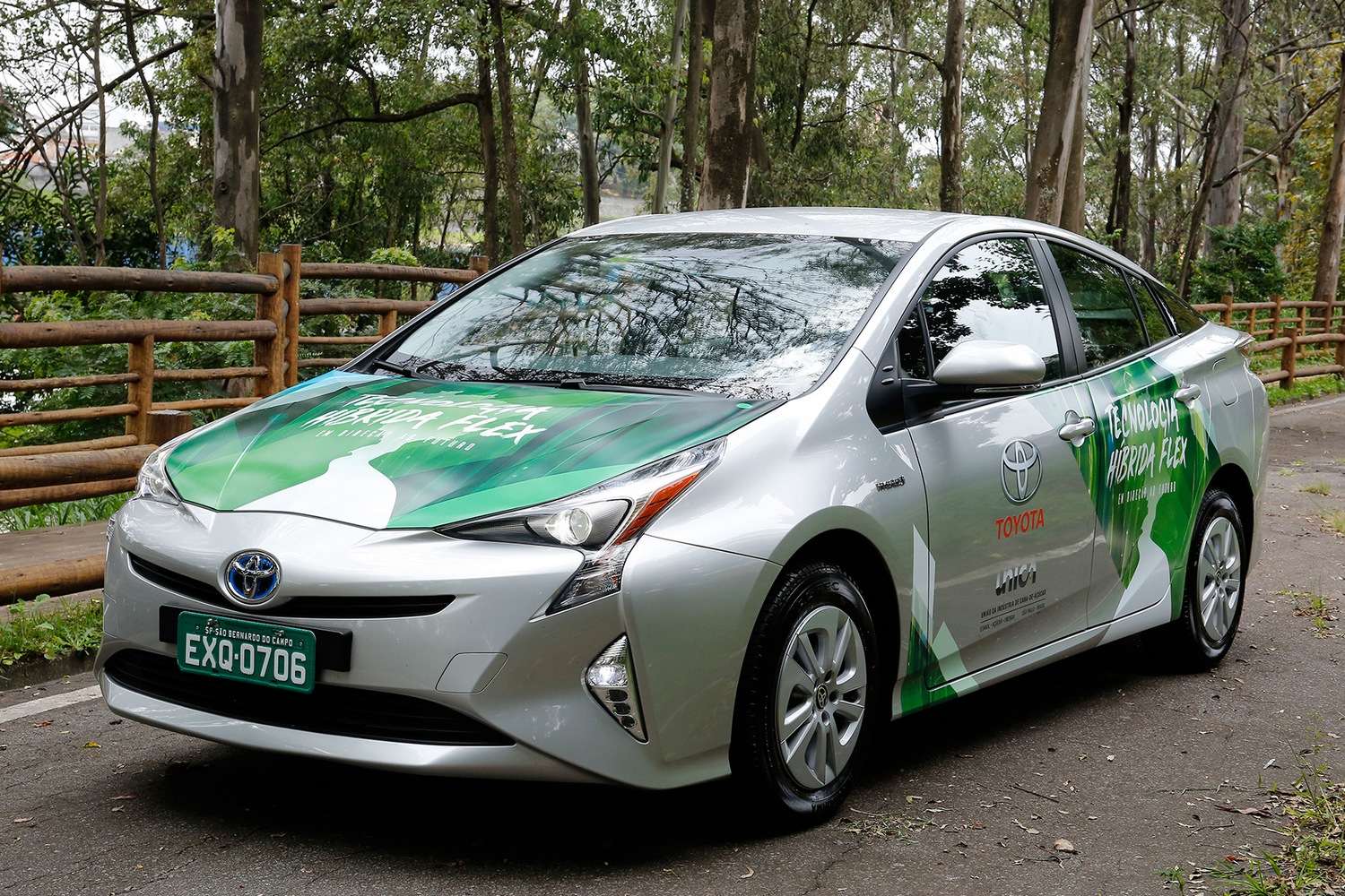 A Toyota PR-csapata nagyon ügyel a zöld image-re: a brazil kísérleti Priust sikerült erdőszélen, fakerítés mellett megörökíteni. Pedig a hibridautók takarékossága környezetkímélő üzeme elsősorban nagyvárosi közlekedésben teljesedik ki