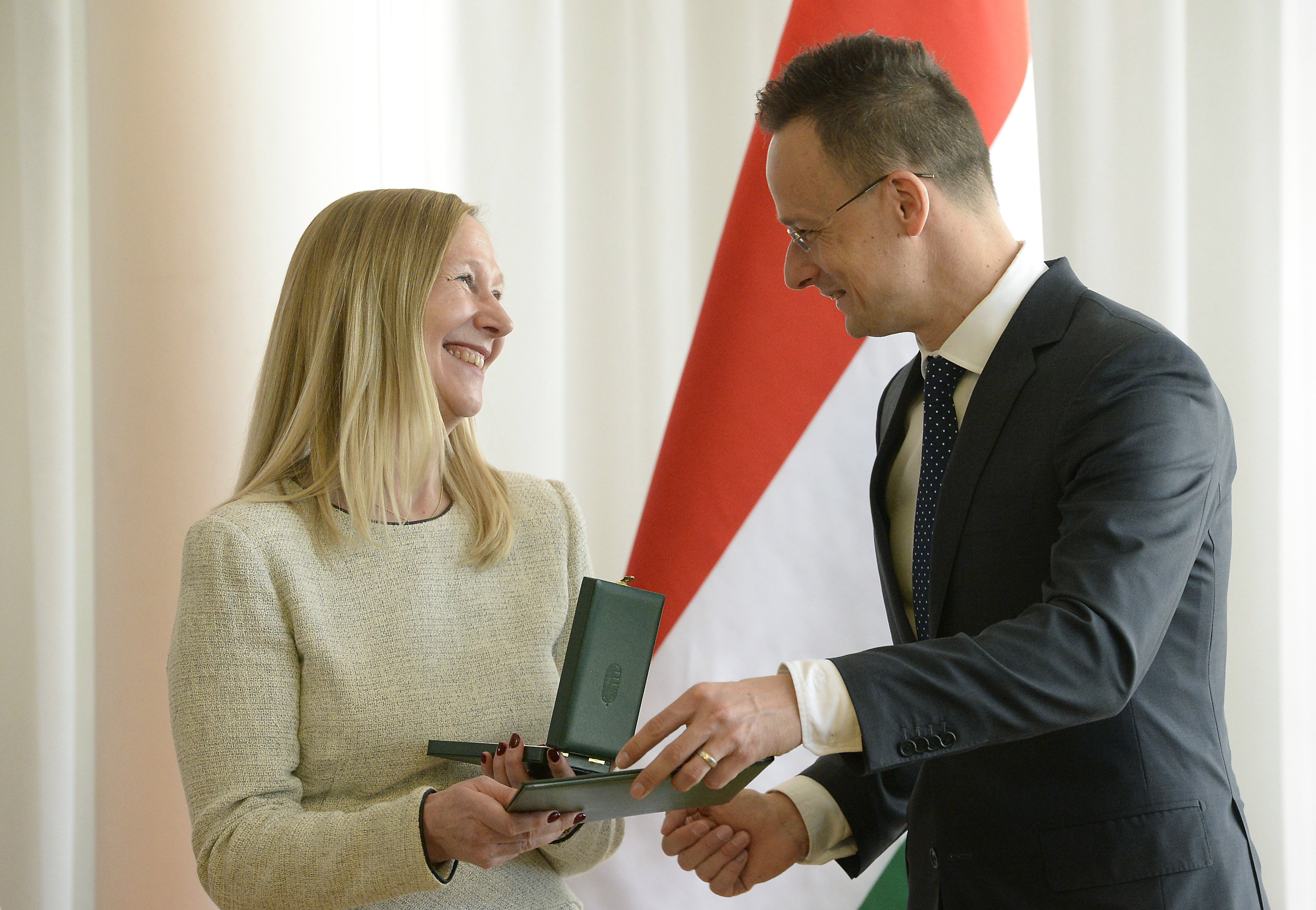 A világ legnagyobb alapkezelőjének magyarországi vezetője ugyanolyan állami kitüntetést kapott, mint Bayer Zsolt
