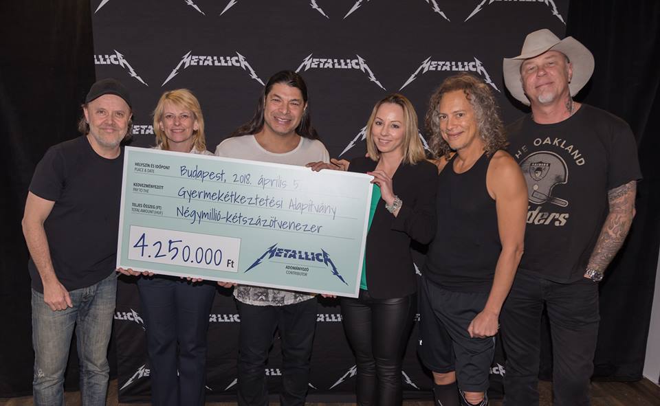 Több mint négymillió forintot adott magyar gyerekek étkeztetésére a Metallica
