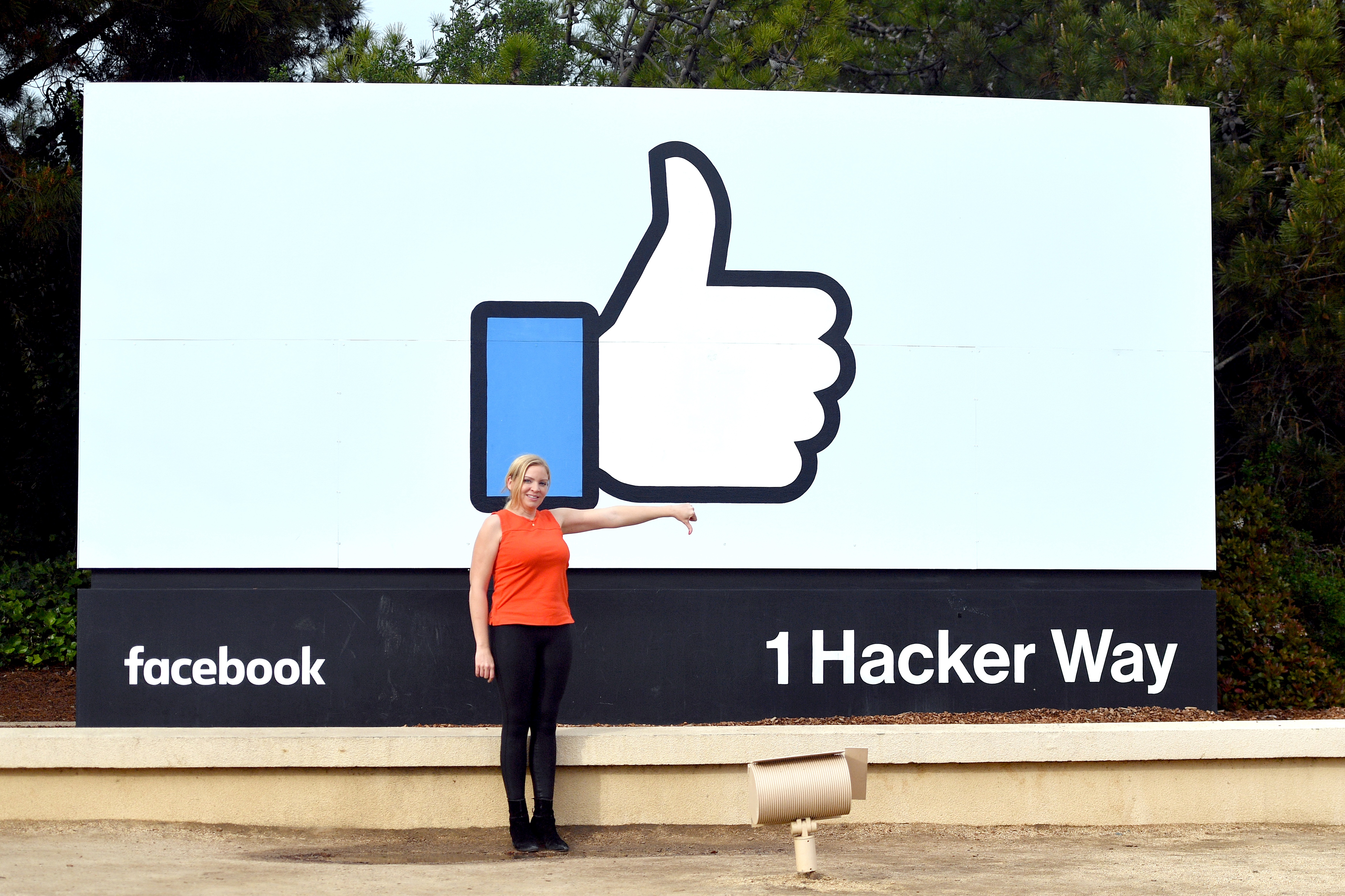 A Facebook belenyúlt a felhasználók Messengerébe, és törölte Zuckerberg elküldött üzeneteit