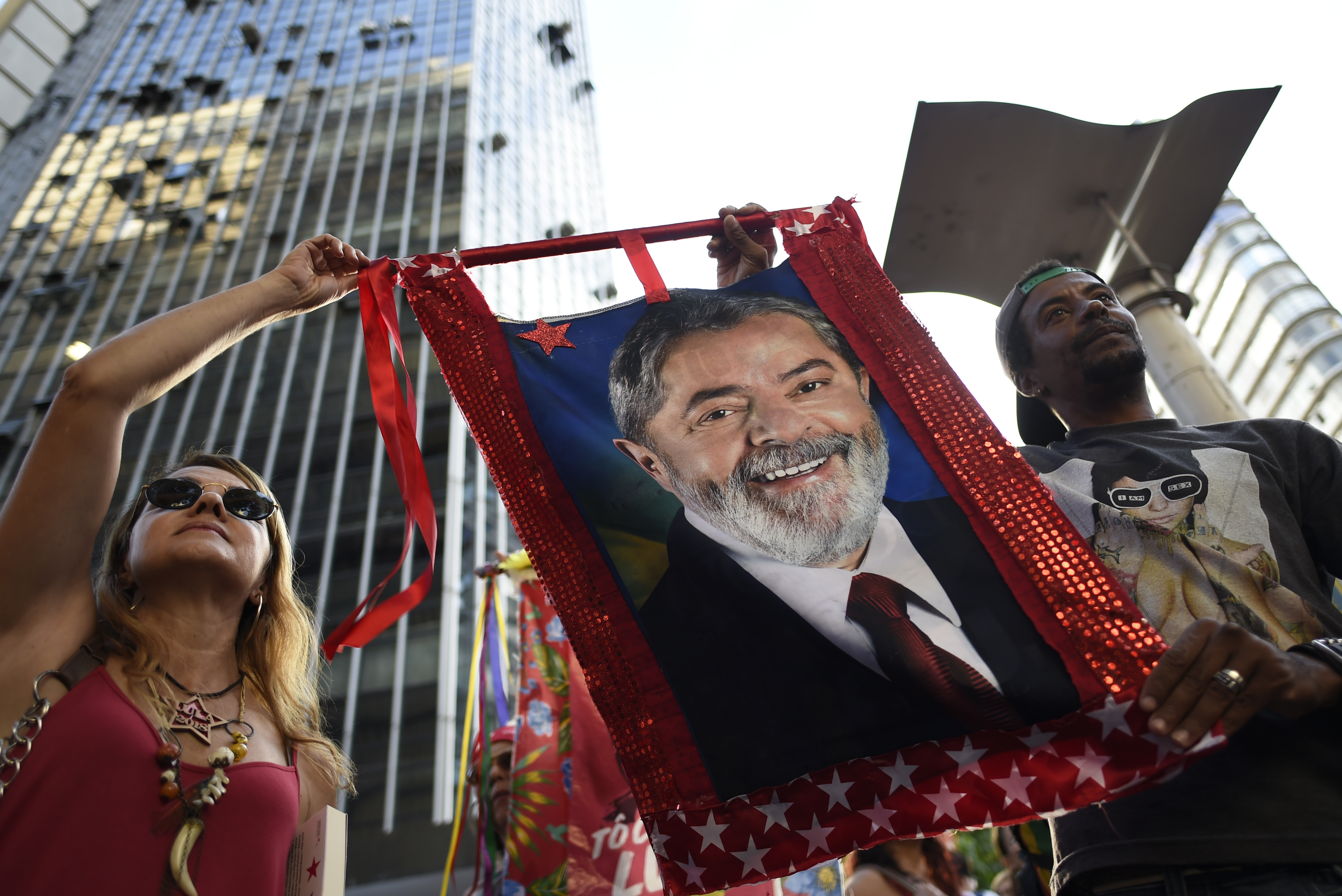 A korrupcióért elítélt Lula  lenne a legesélyesebb jelölt a brazil elnökválasztáson, de a bíróság nem engedi indulni