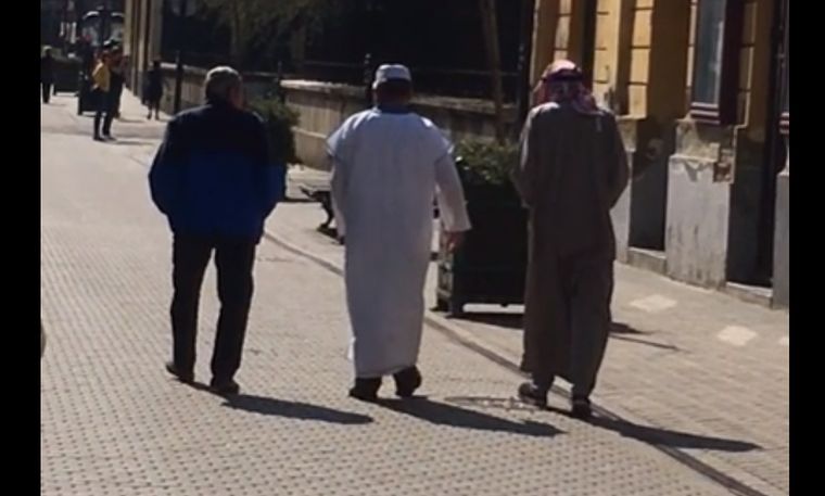 Arabnak öltözött férfiak járták Eger belvárosát