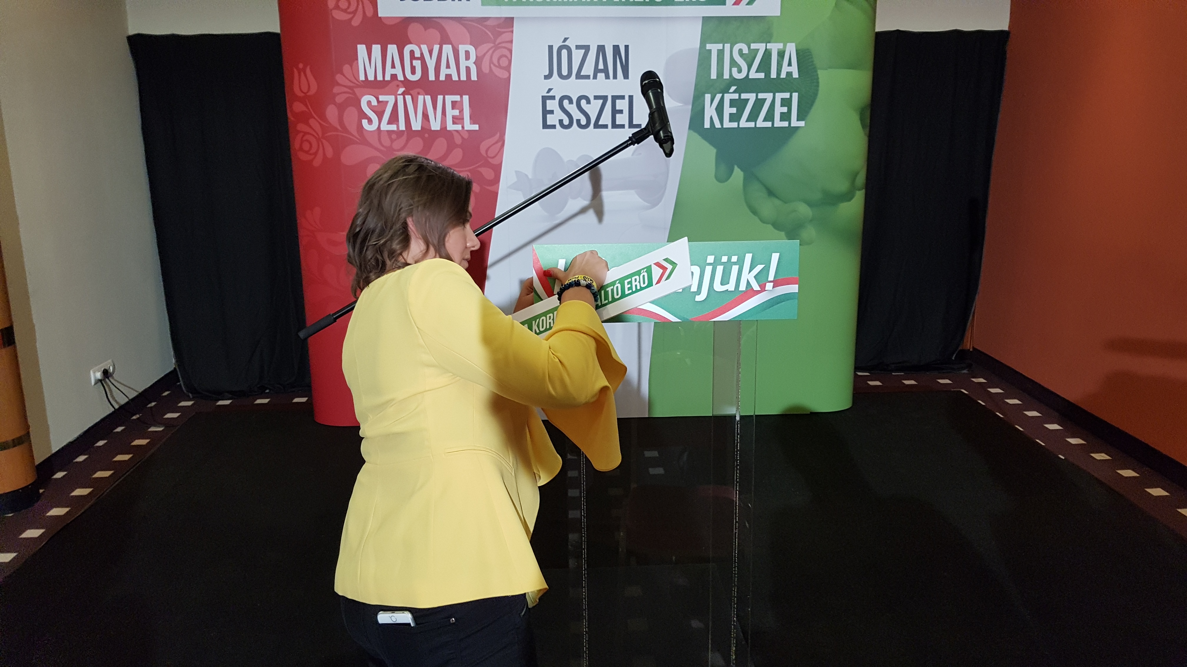 A Jobbiknál csendben lecserélték a „Kormányváltó erő” táblát