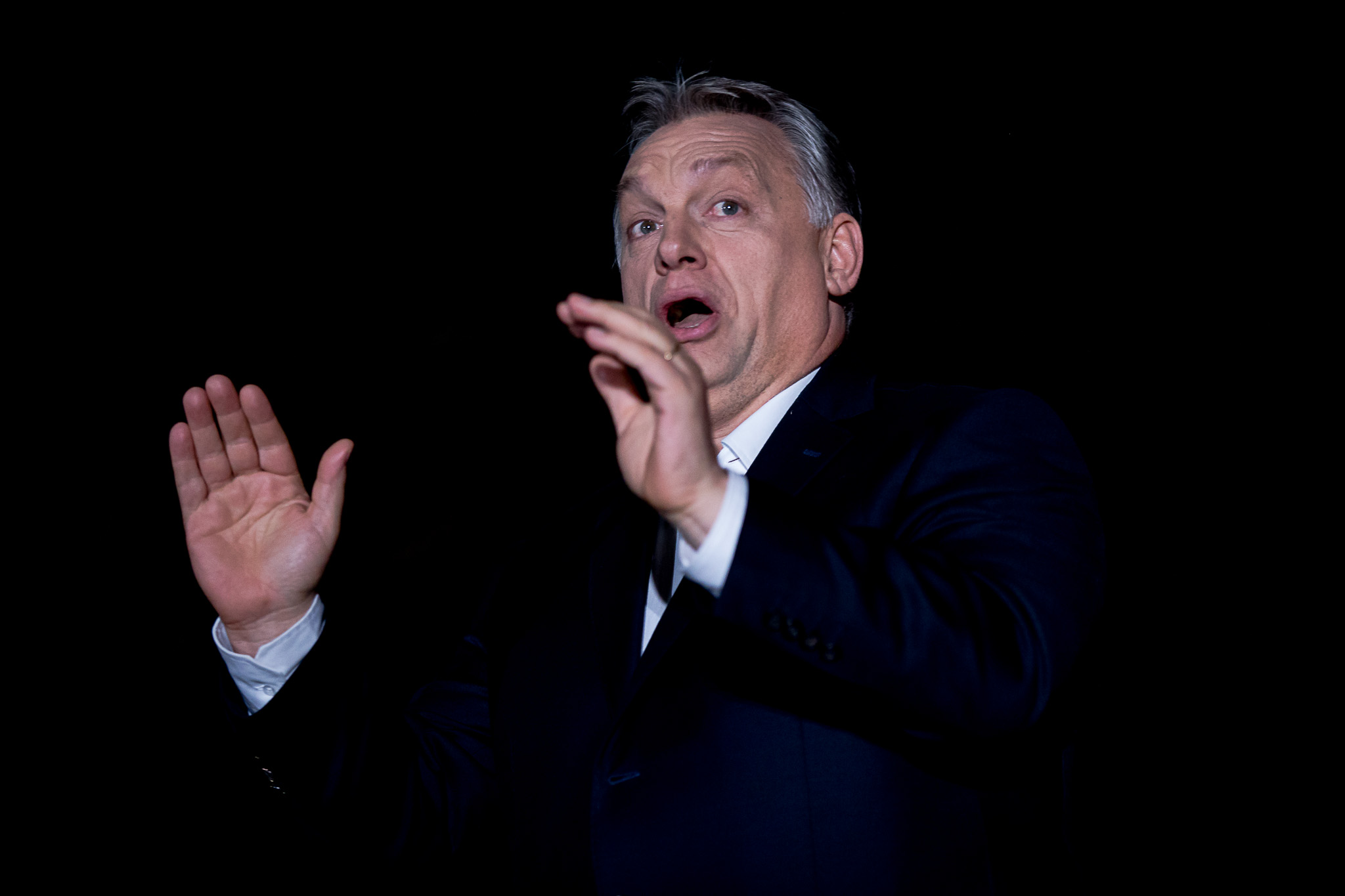 Sajtótájékoztatót a vesztesek tartanak - mondta Rogán, és elhúzta Orbánt az újságírók elől