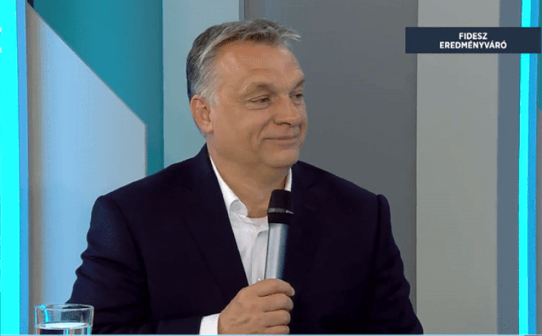 Orbán és Bayer az elégtételen viccelődött