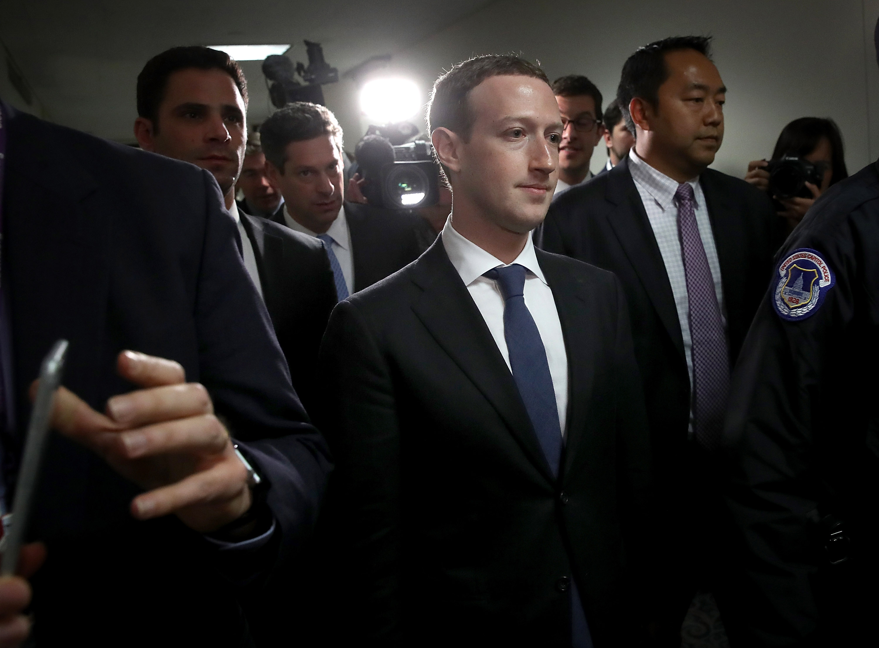 Itt lehet megnézni, hogy izzasztják Mark Zuckerberget a Kongresszusban