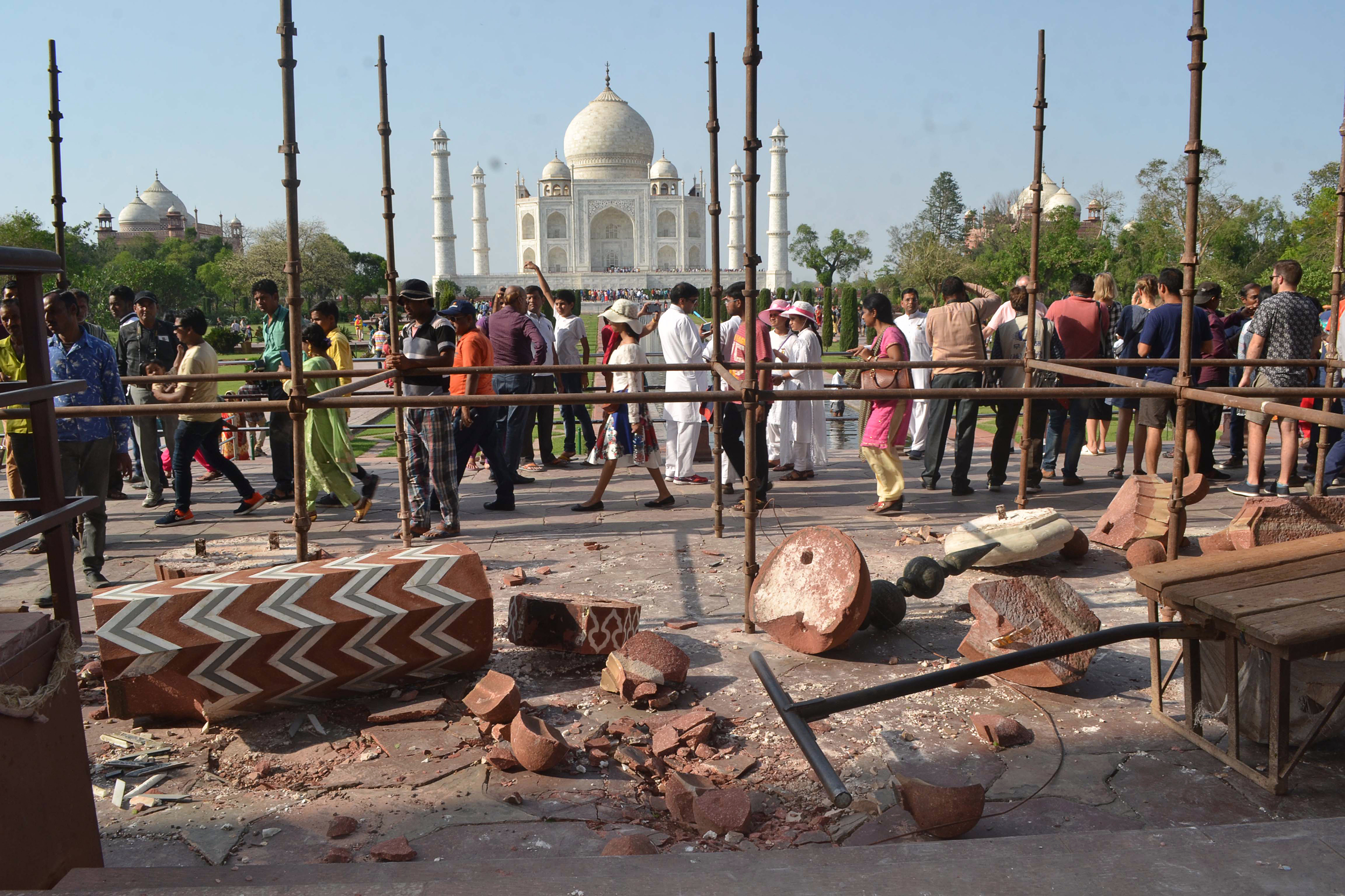 Akkora volt a szél Észak-Indiában, hogy ledöntötte a Tádzs Mahal két minaretjét