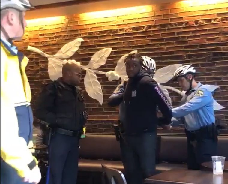 Nyolcezer üzletének bezárásával vezekel a Starbucks, amiért rendőrrel vitették el a fekete vendégeket