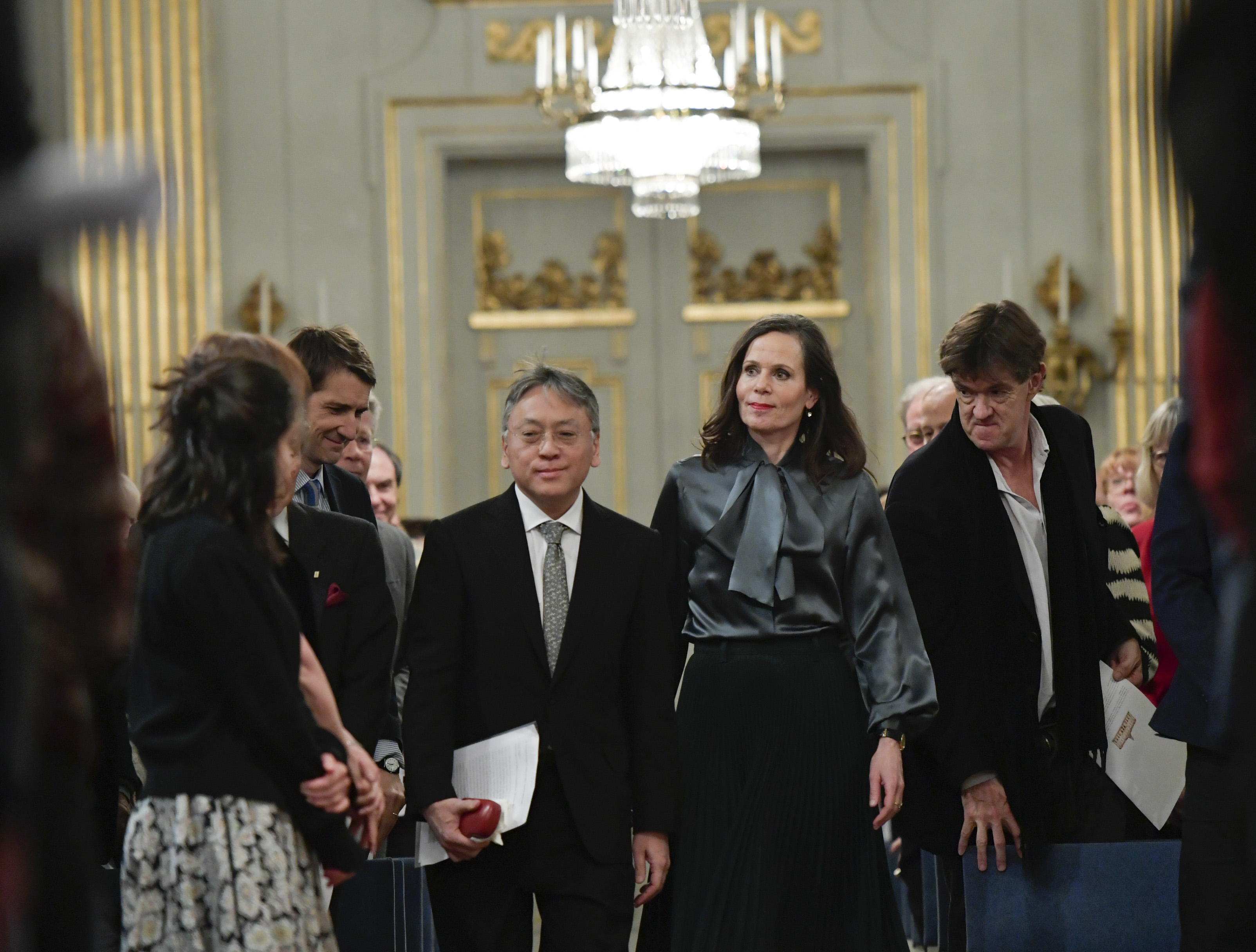 A tavalyi irodalmi Nobel-díjas, Kazuo Ishiguro és Sara Danius állandó titkár érkezik egy felolvasásra a Svéd Akadémián