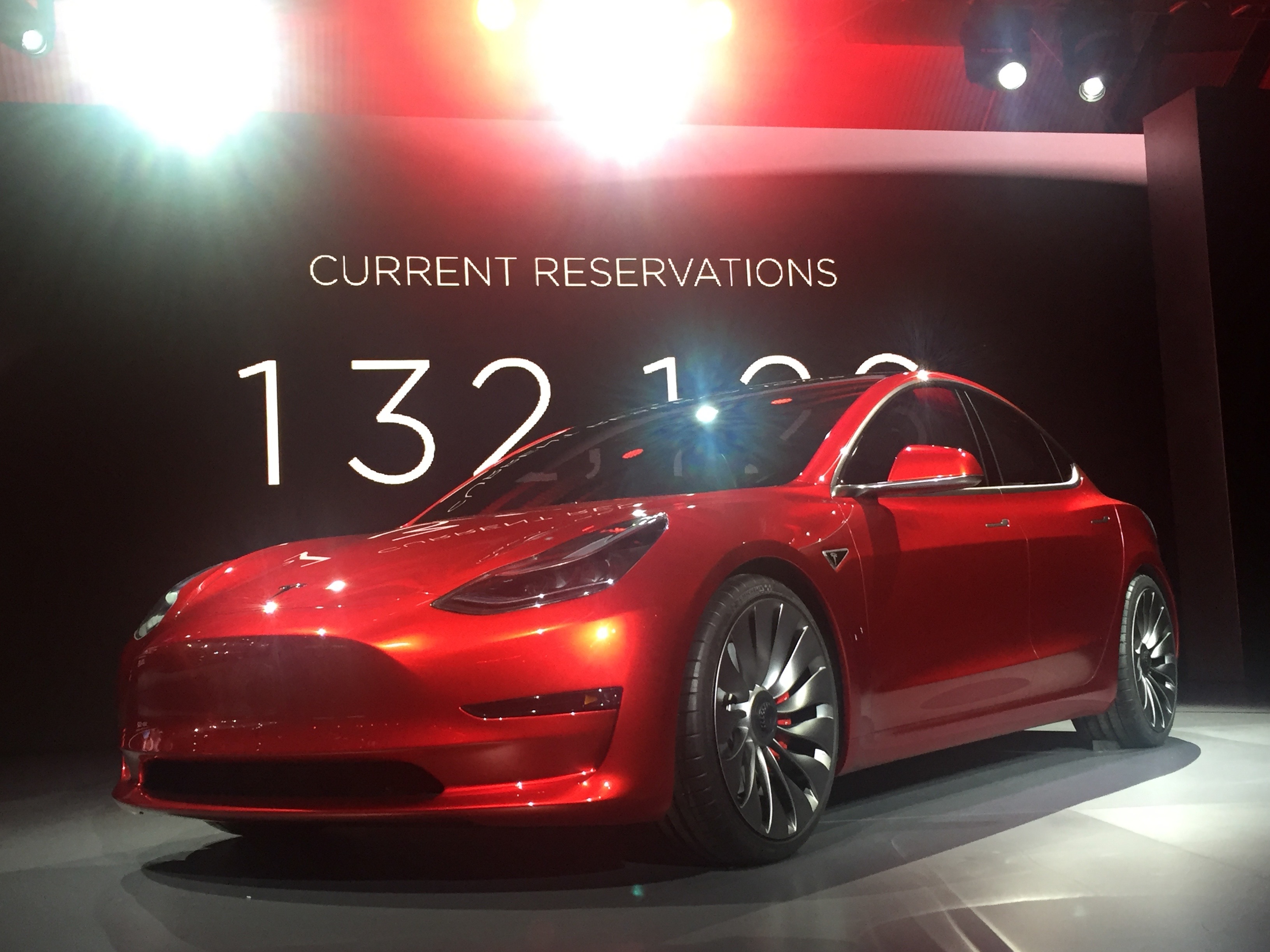 Félmillióan várnak rá, de másodszor is felfüggesztették a Tesla 3 gyártását