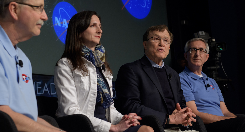 Az emberek az űrtávcső mögött: Sara Seager, a tudományos igazgatóhelyettes és George Ricker a program vezető kutatója (középen).
