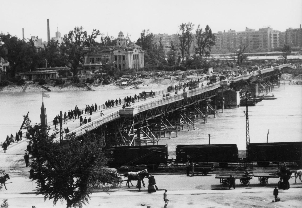 A Budáról a Margitszigetre vezető Manci híd 1945-ben