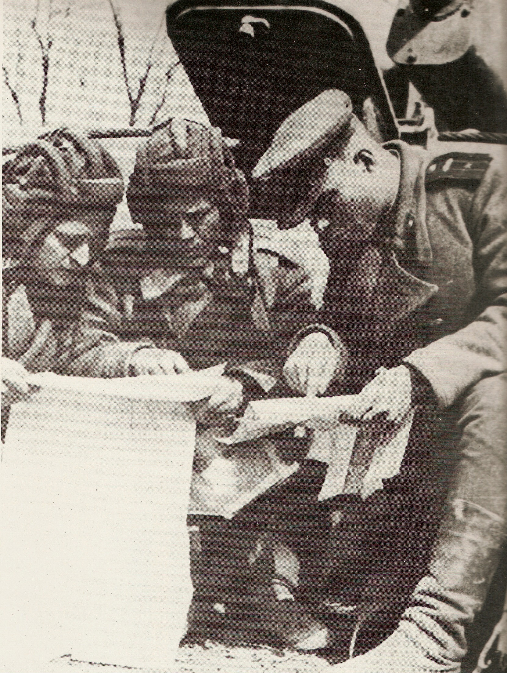 Szovjet tank kezelőszemélyzete térképeket tanulmányoz Budapest határánál 1944-ben