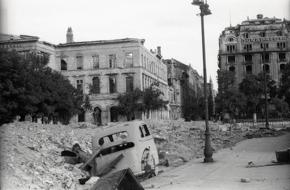 Mindegy volt, hogy Lloyds-székház vagy Duna-palota: szétlőtték. A Széchenyi István (Ferenc József) tér 1945-ben.