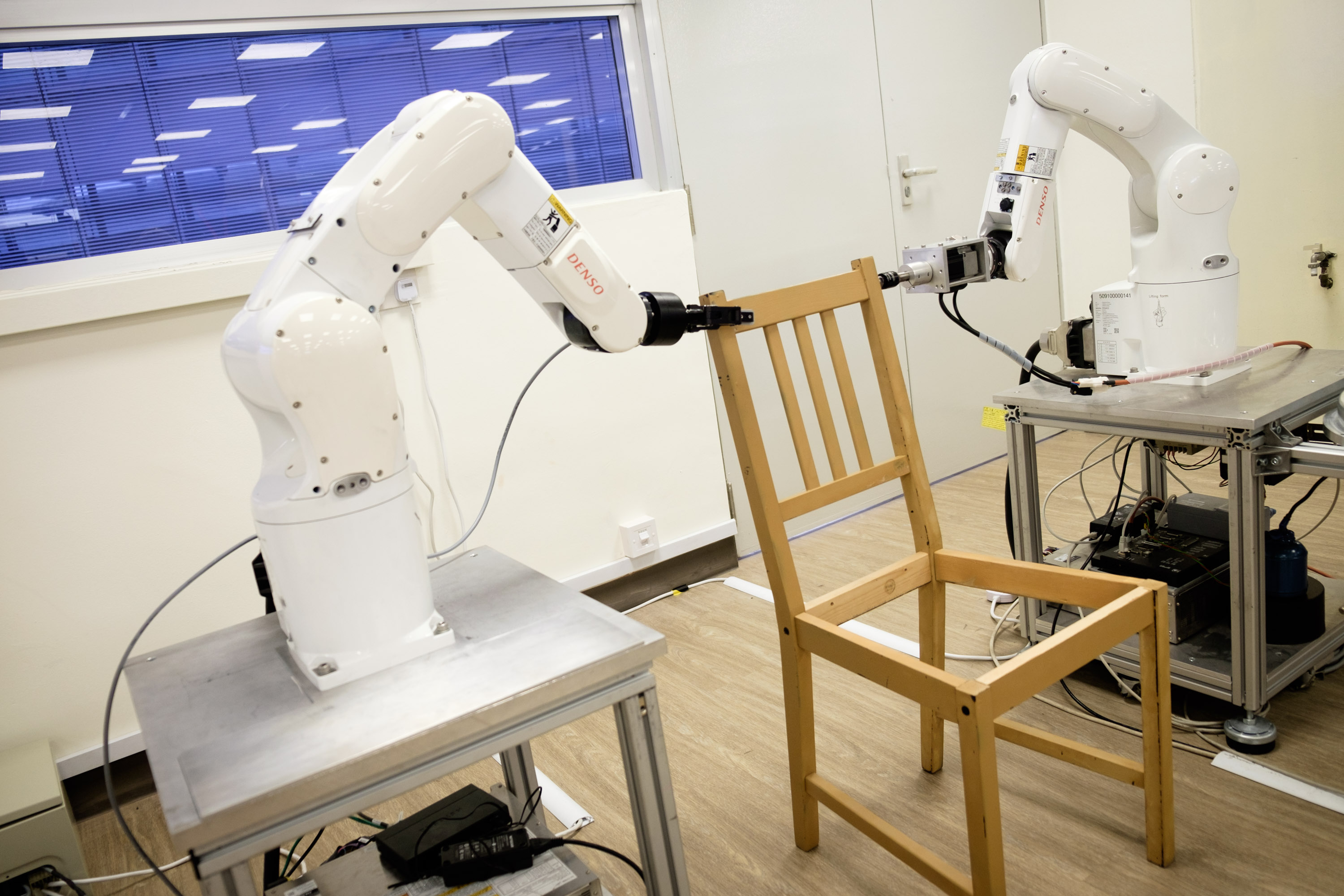 Videó: így birkóznak meg a robotok egy Ikea-bútor összeszerelésével