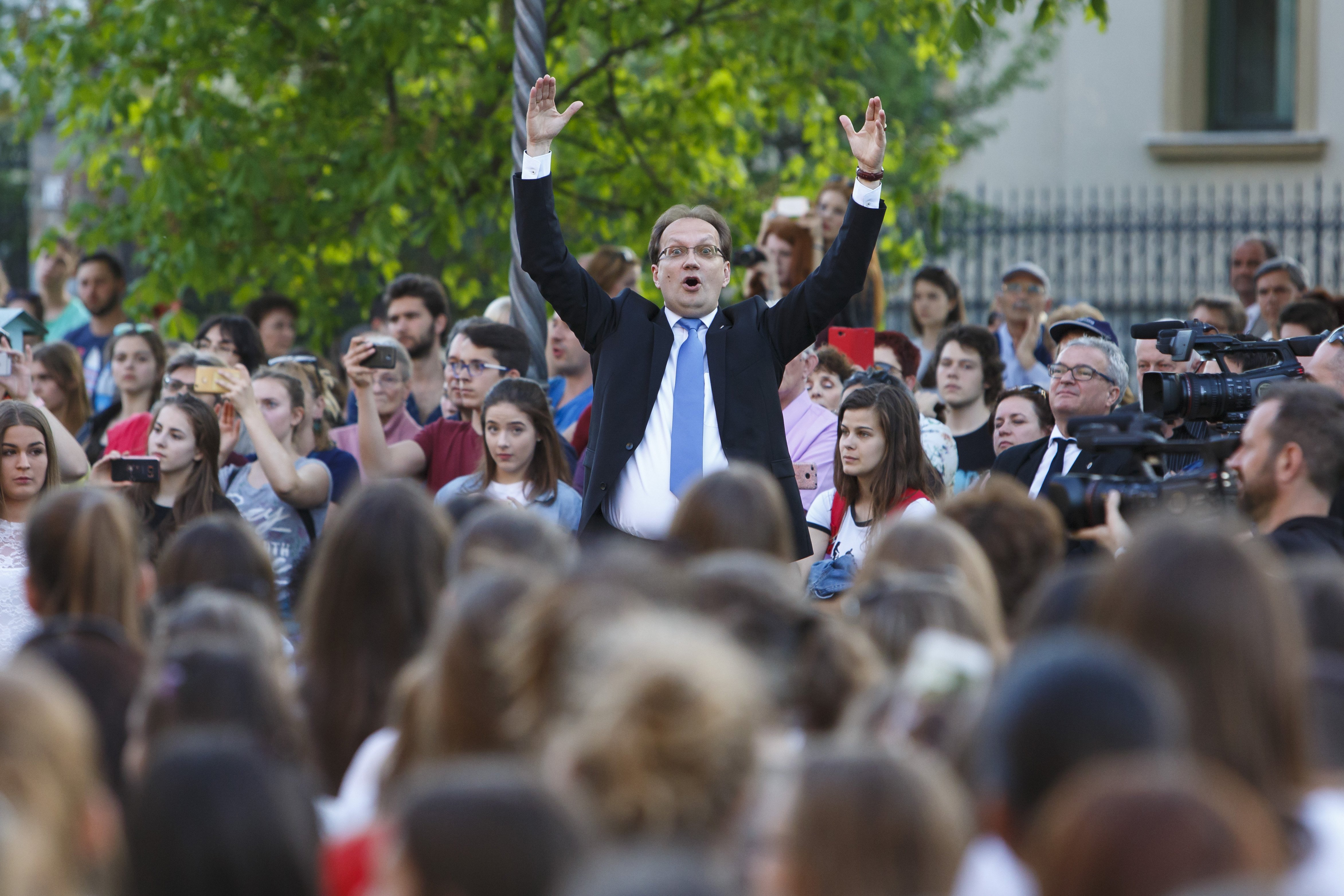 1700 diák úgy énekelt, ahogy az államtitkár vezényelt