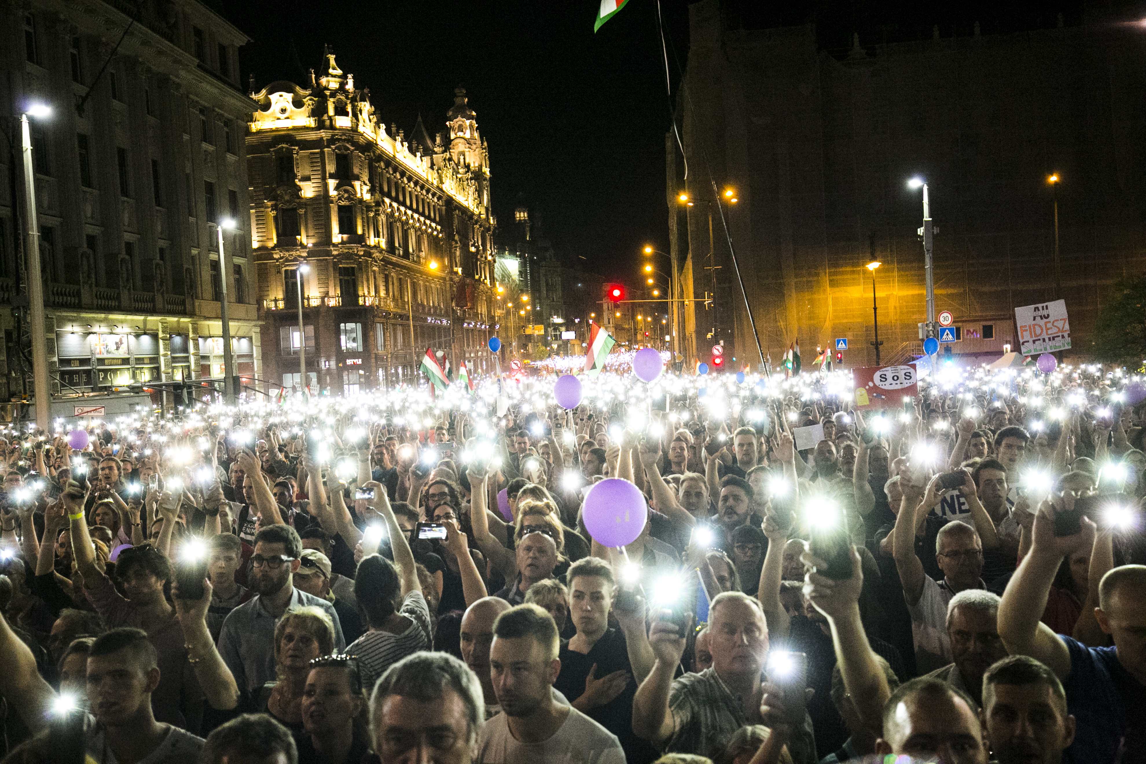Körbezárja a TEK a Kossuth teret a keddi tüntetések napján