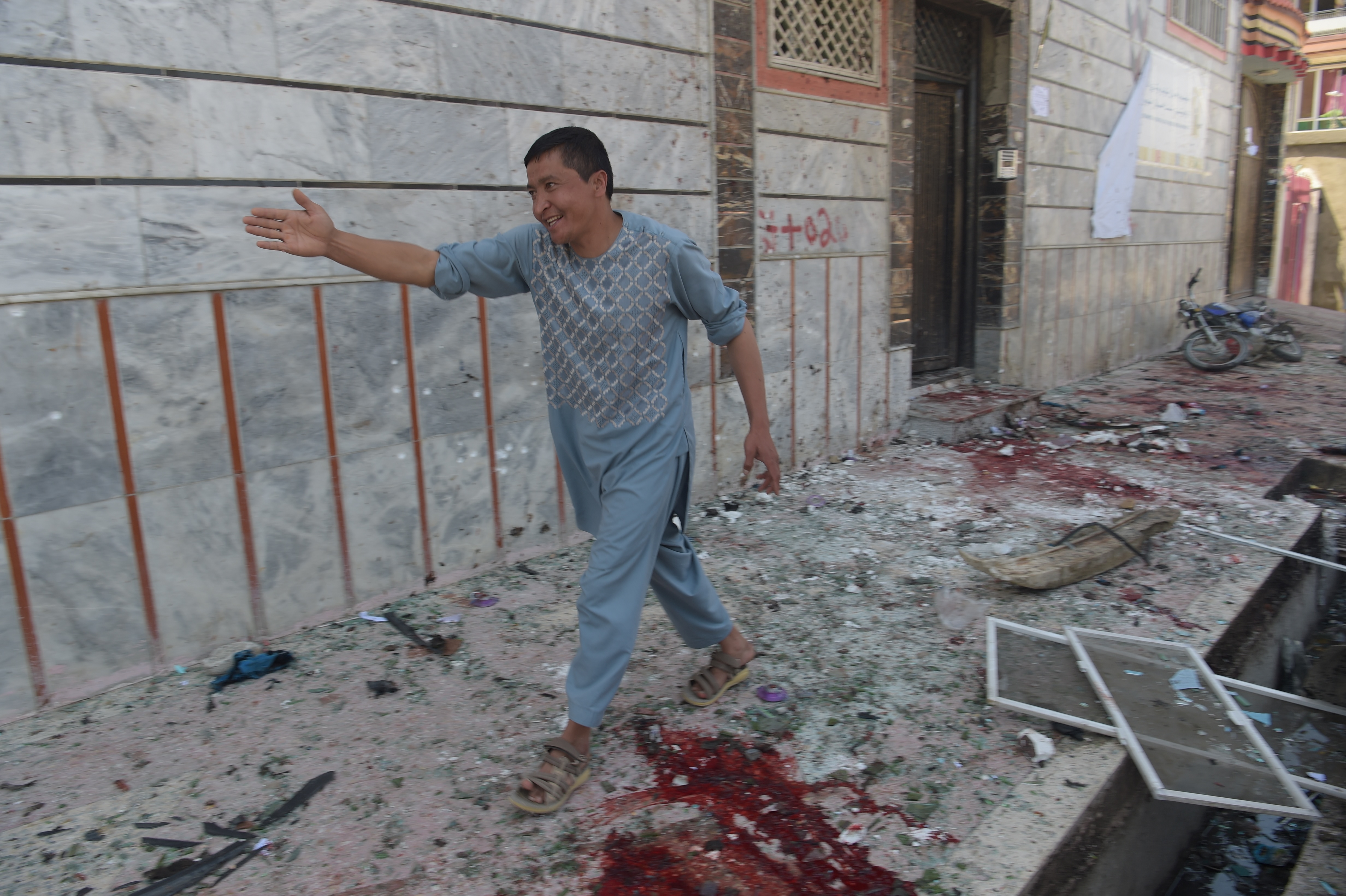 Kettős pokolgépes merénylet Kabulban, meghalt az AFP fotósa is