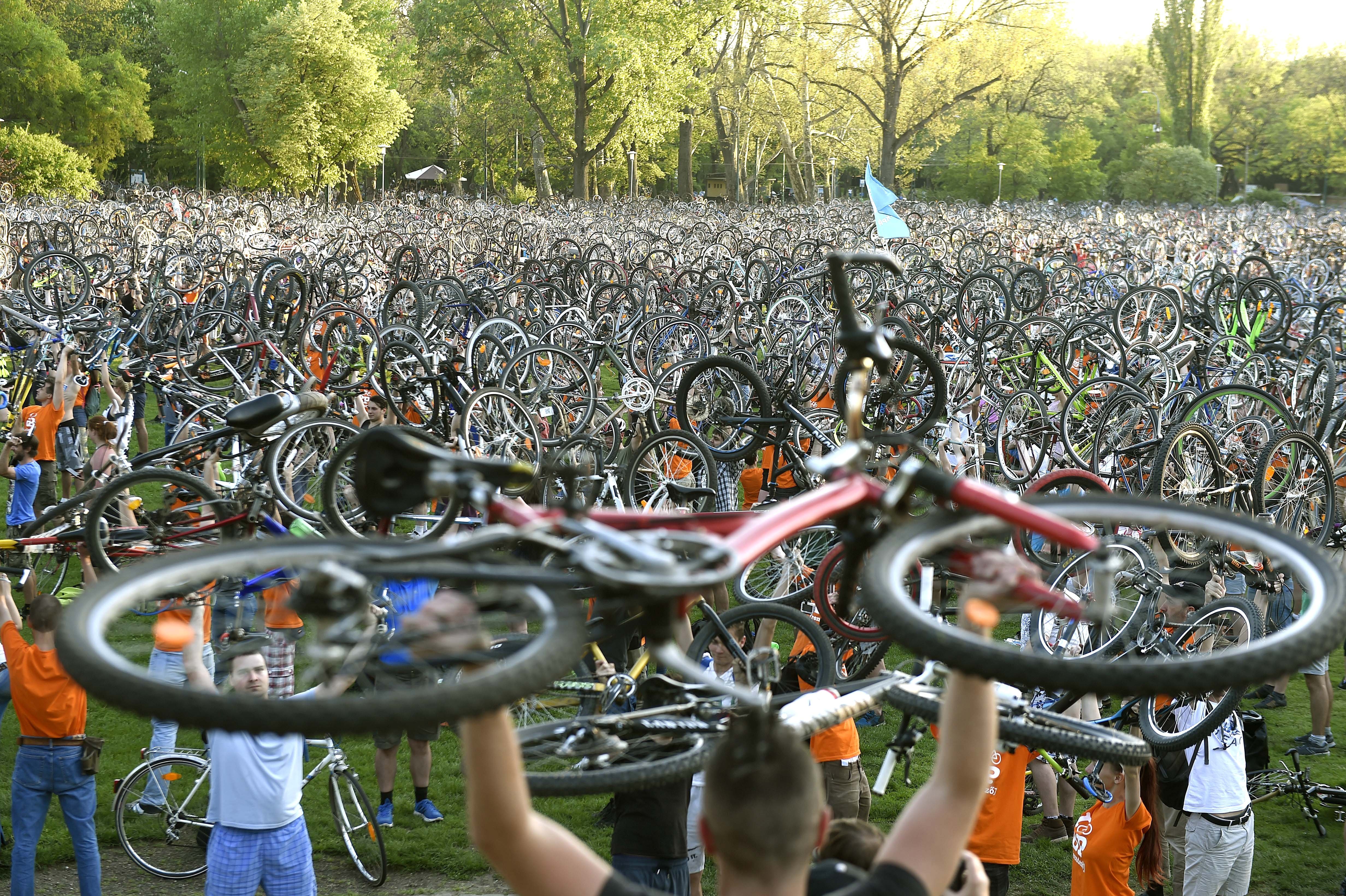 Idén is sok ezren emelték magasba a biciklijüket a Városligetben