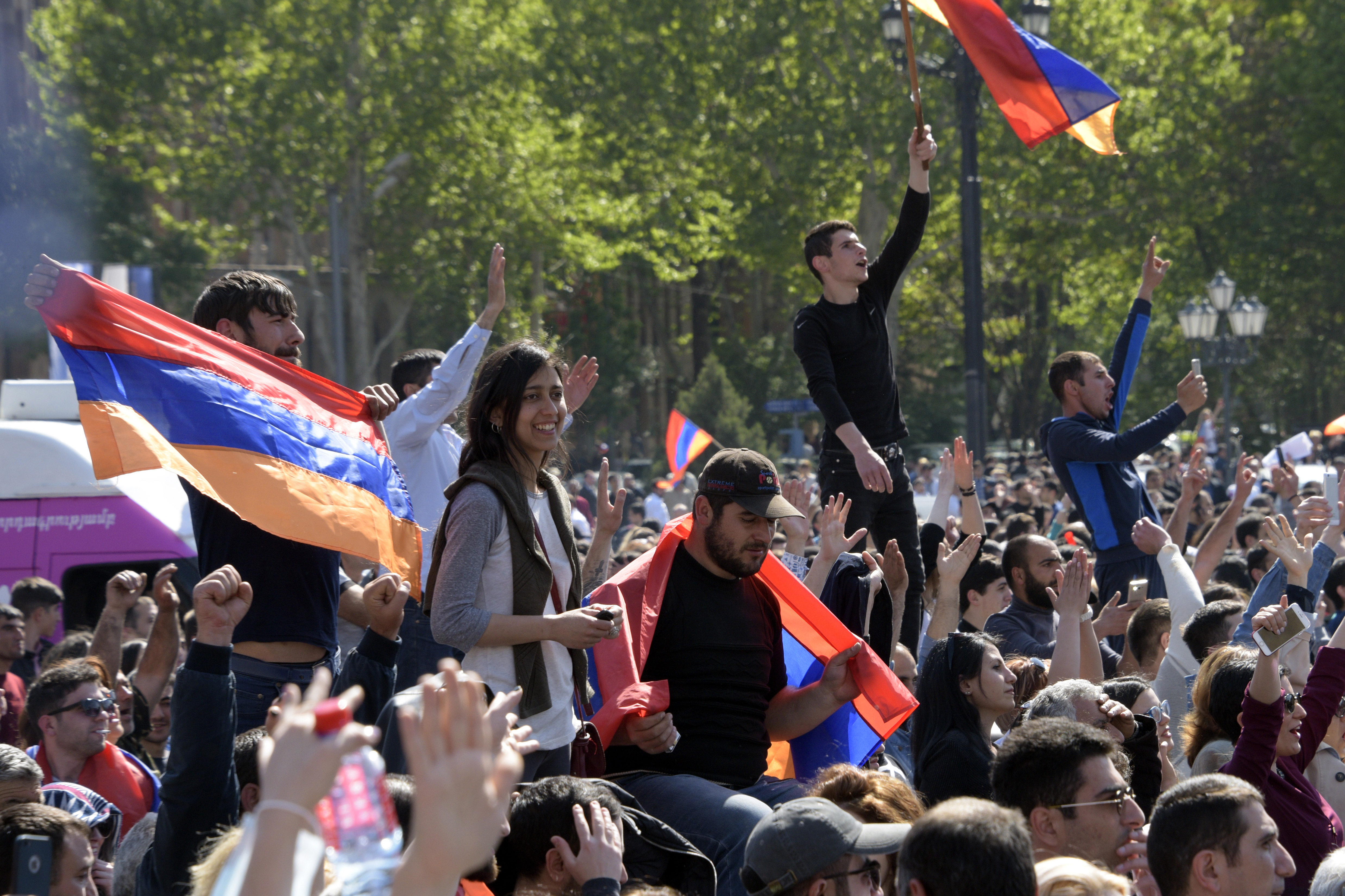 Videón, ahogy az örmény katonák üdvrivalgás közepette átállnak a kormányellenes tüntetők oldalára