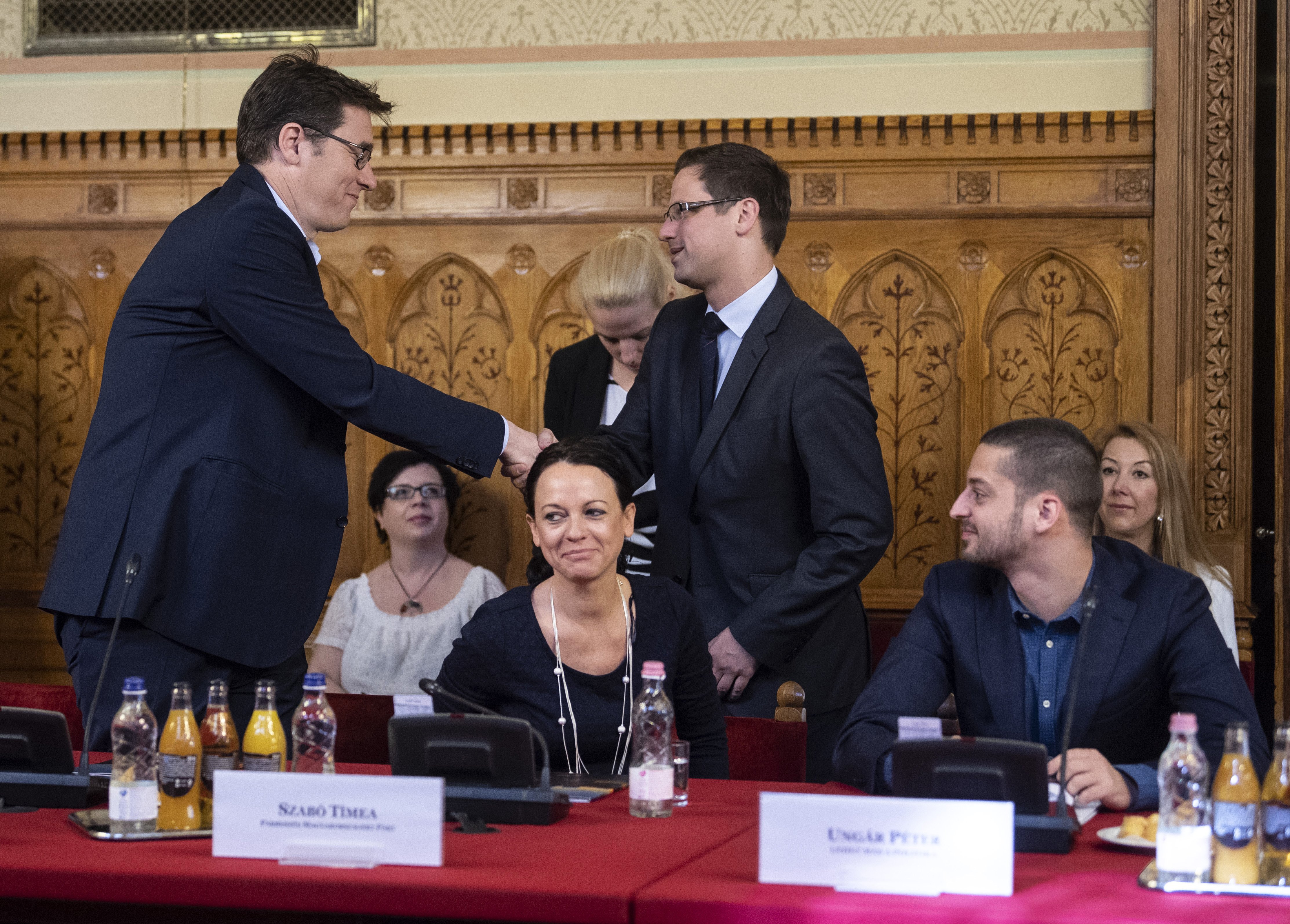Karácsony Gergely (MSZP-Párbeszéd, balra) Gulyás Gergely (Fidesz-KDNP, b3), Szabó Tímea (MSZP-Párbeszéd, b2) és Ungár Péter (Lehet Más a Politika) megválasztott képviselők az Országgyűlés alakuló ülését előkészítő tárgyaláson az Országház Apponyi Albert-termében 2018. április 24-én.