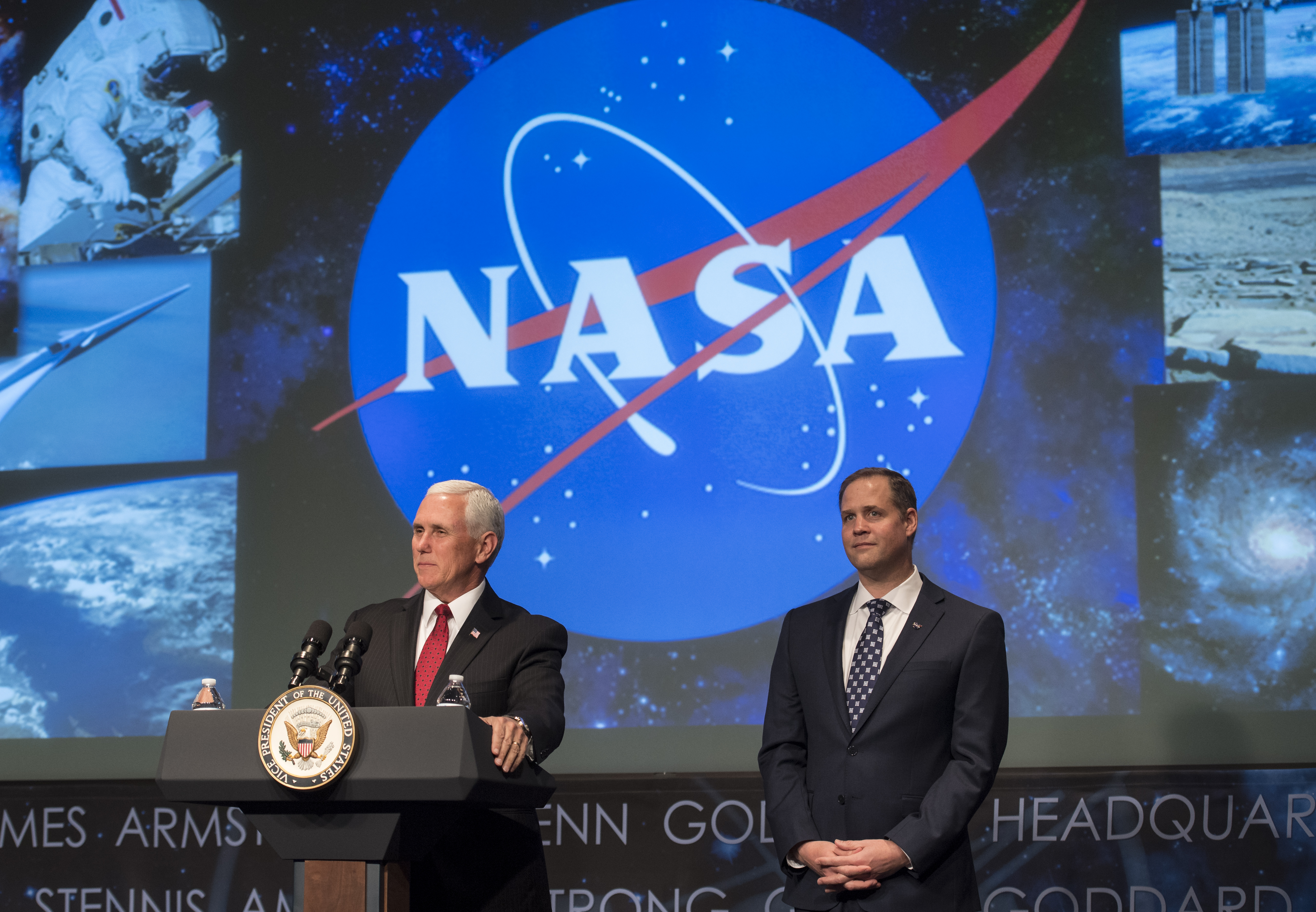 Mike Pence amerikai alelnök és Jim Bridenstine, a NASA igazgatója