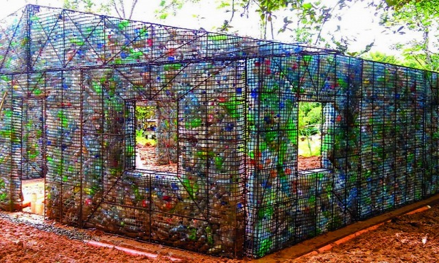 Műanyag flakonból épült palota Panamában