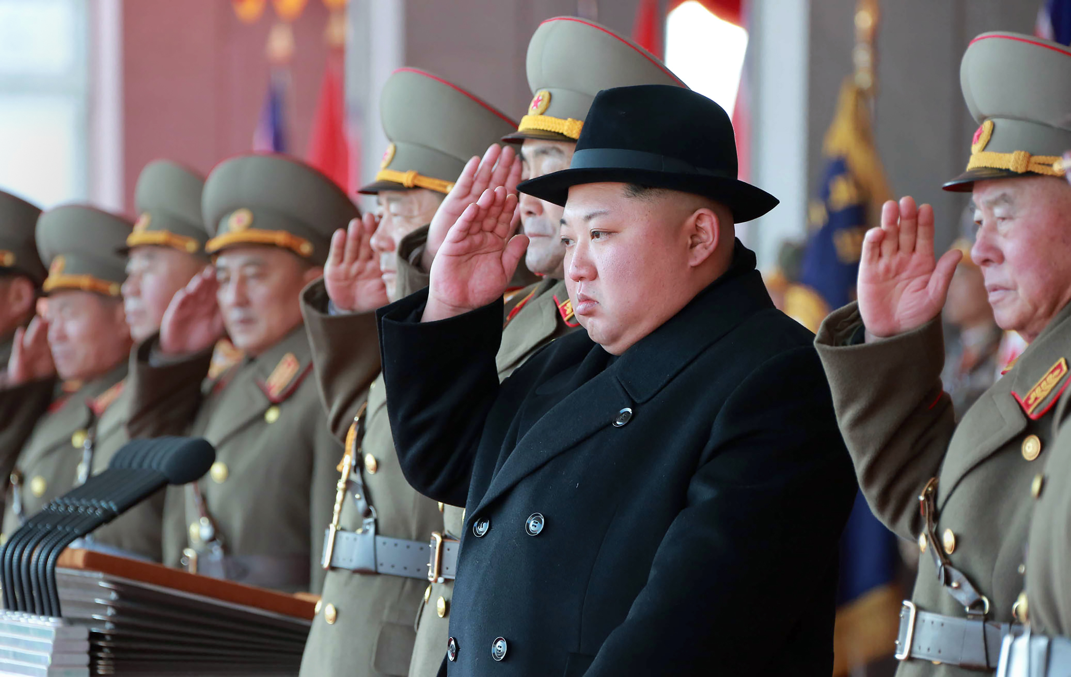 Kim Dzsongil észak-koreai pártfőtitkár egy februári katonai felvonuláson Phenjanban