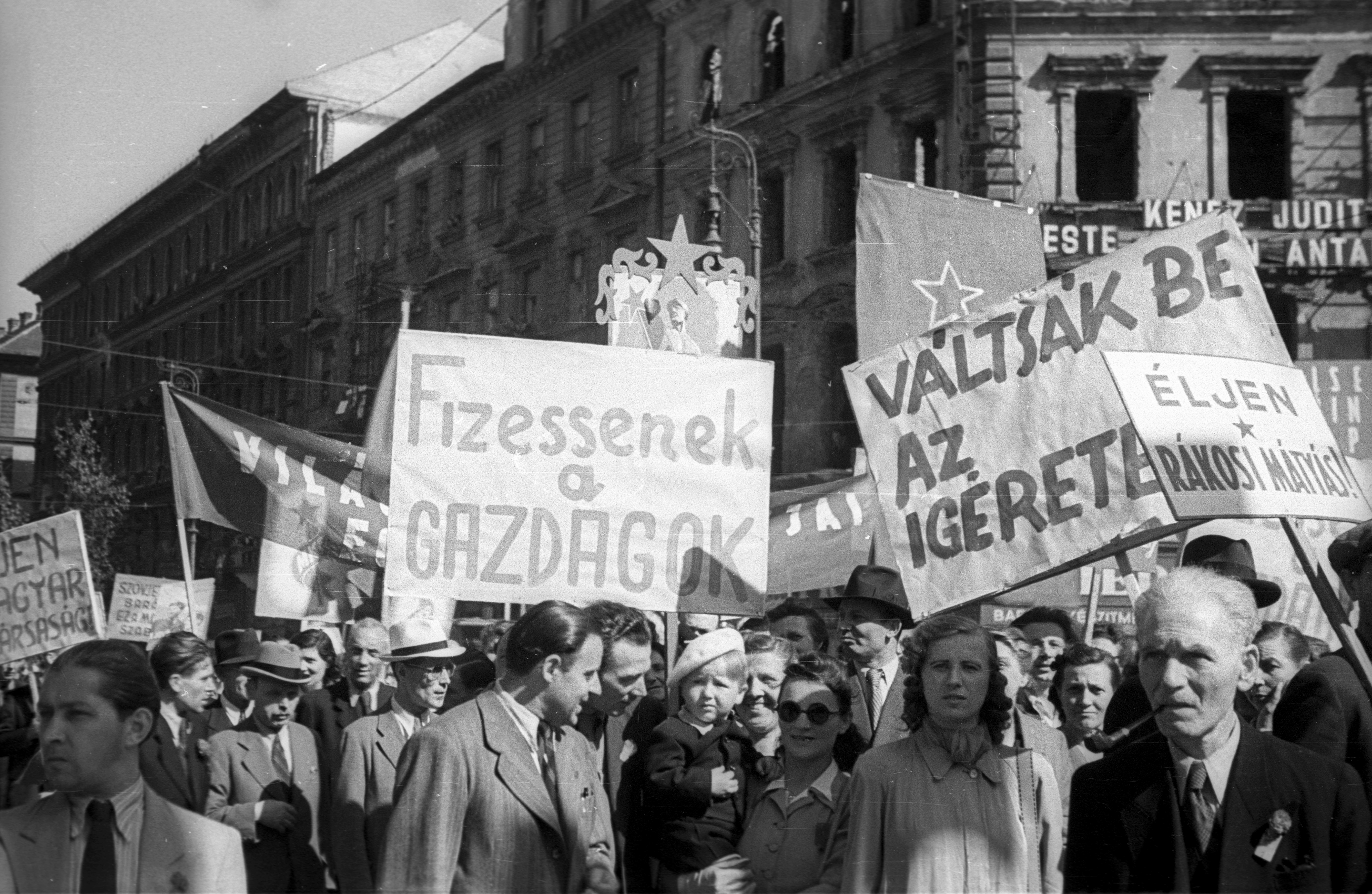 1946. május 1-jén még jól látszottak a szétlőtt házak a November 7. téren
