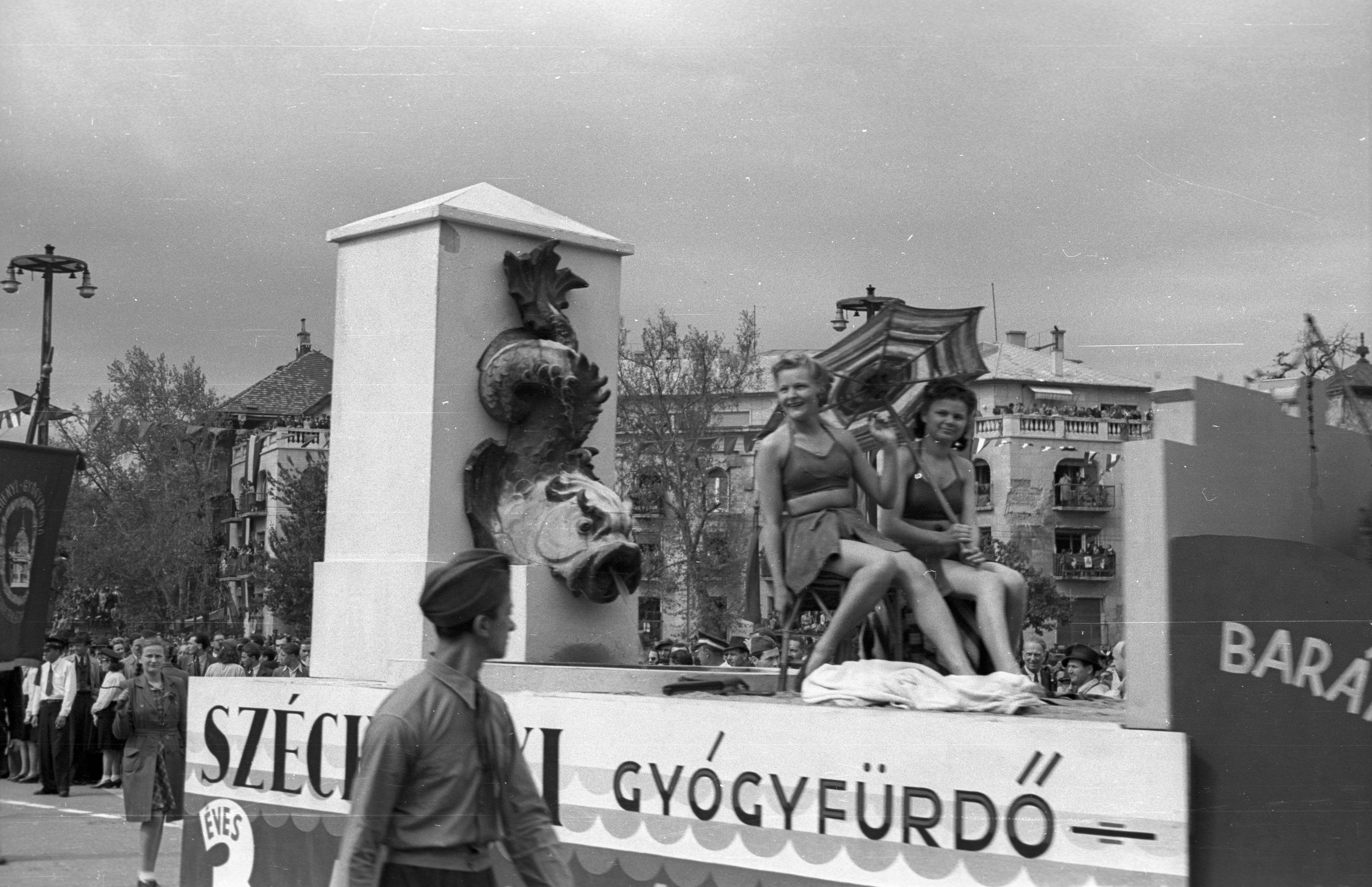 Fürdőruhás nők a Széchenyi gyógyfürdő kollektívájának képviseletében. A felvonuló ezúttal balra néz.