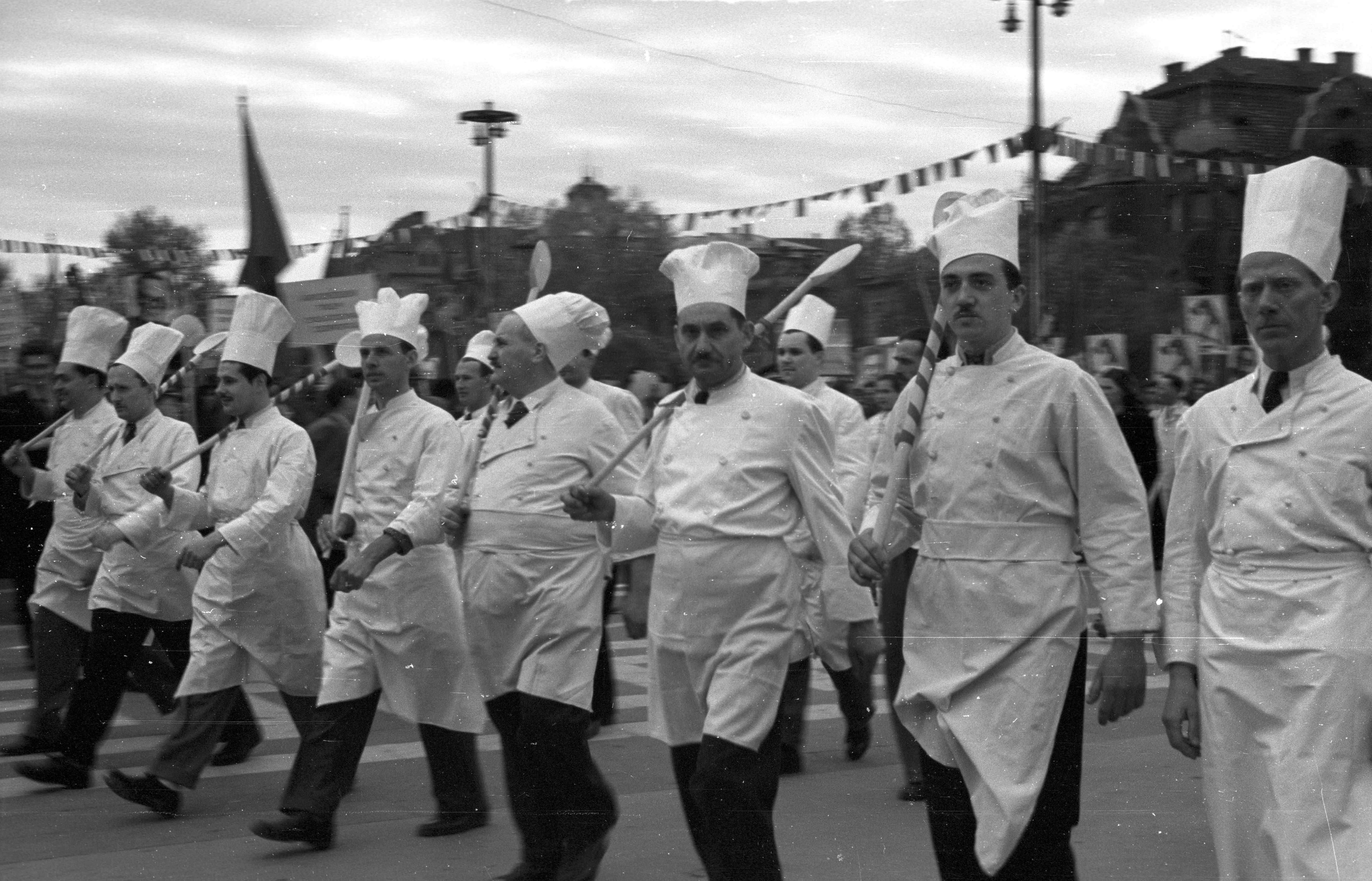 Szakácsok munkaeszközükkel 1947-ben