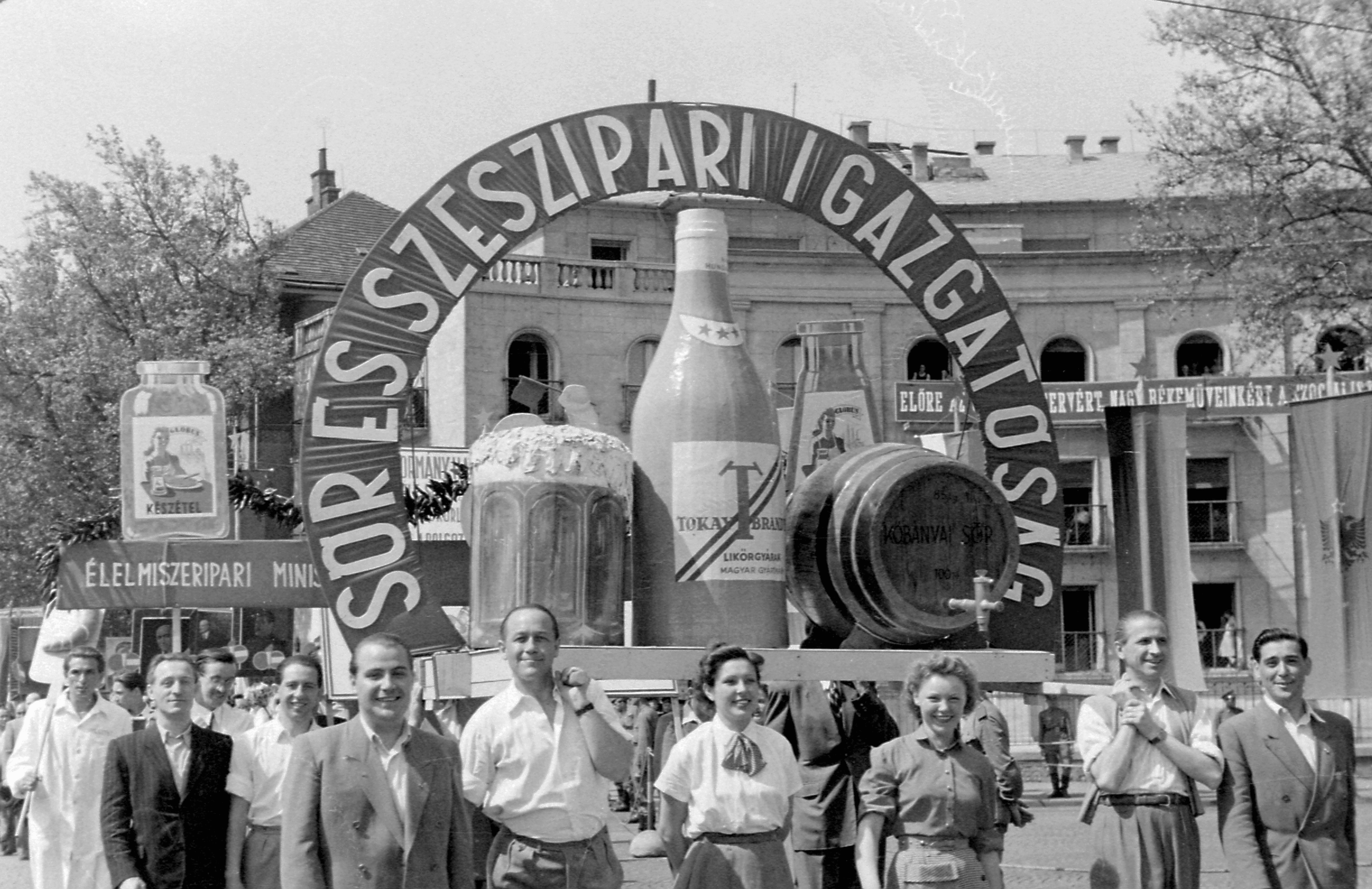 És a városon végigvonultatott gigantikus sörös szimbólumok 1952-ben