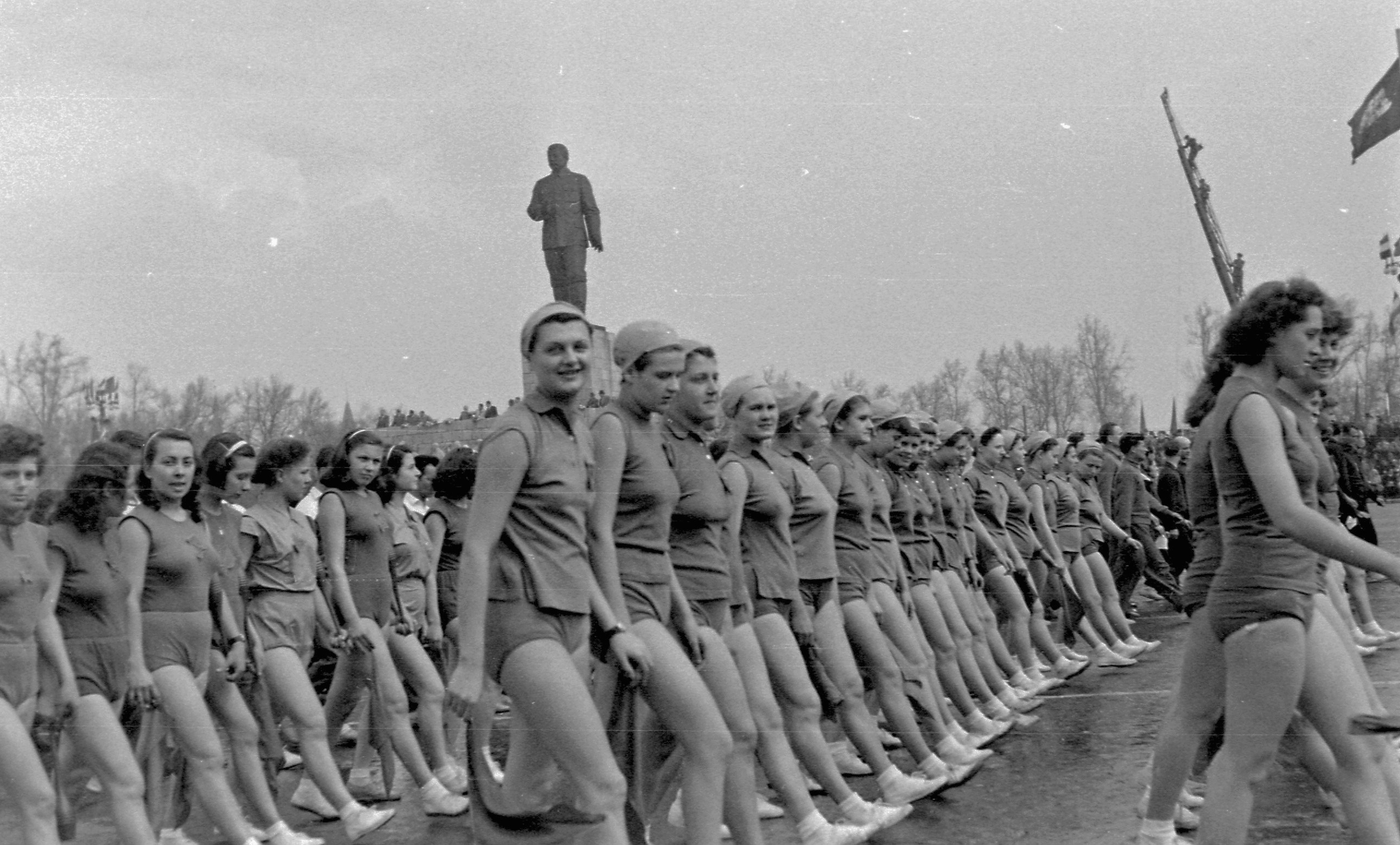 Tornaruhás felvonulók 1954. május 1-jén