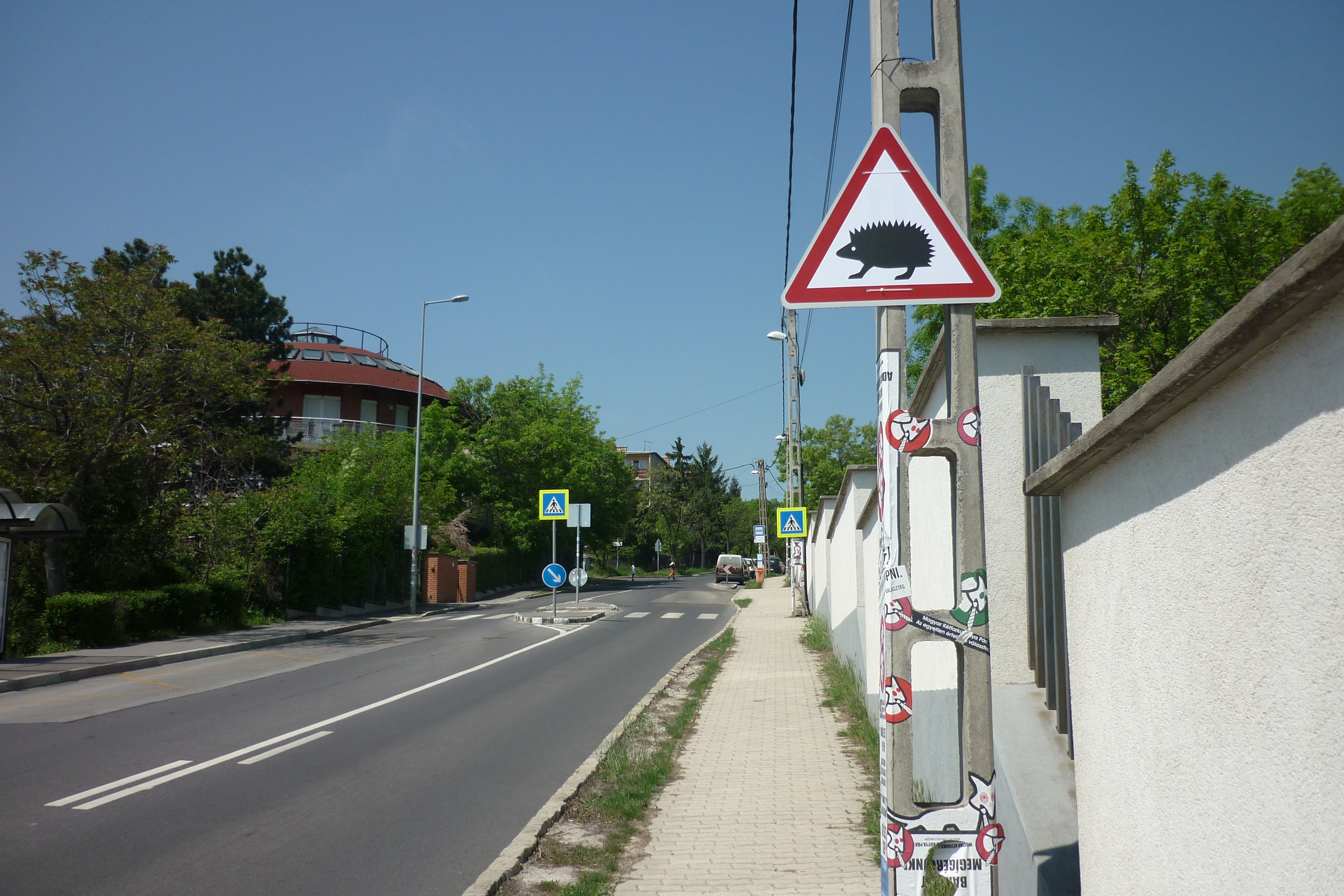 Ismét áthaladó sünökre figyelmeztető közlekedési tábla került ki a XII. kerületben
