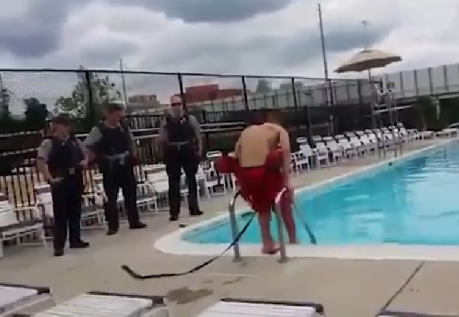 Megpróbált belefulladni a medencébe, a rendőrök kimentették, erre ő beperelte őket