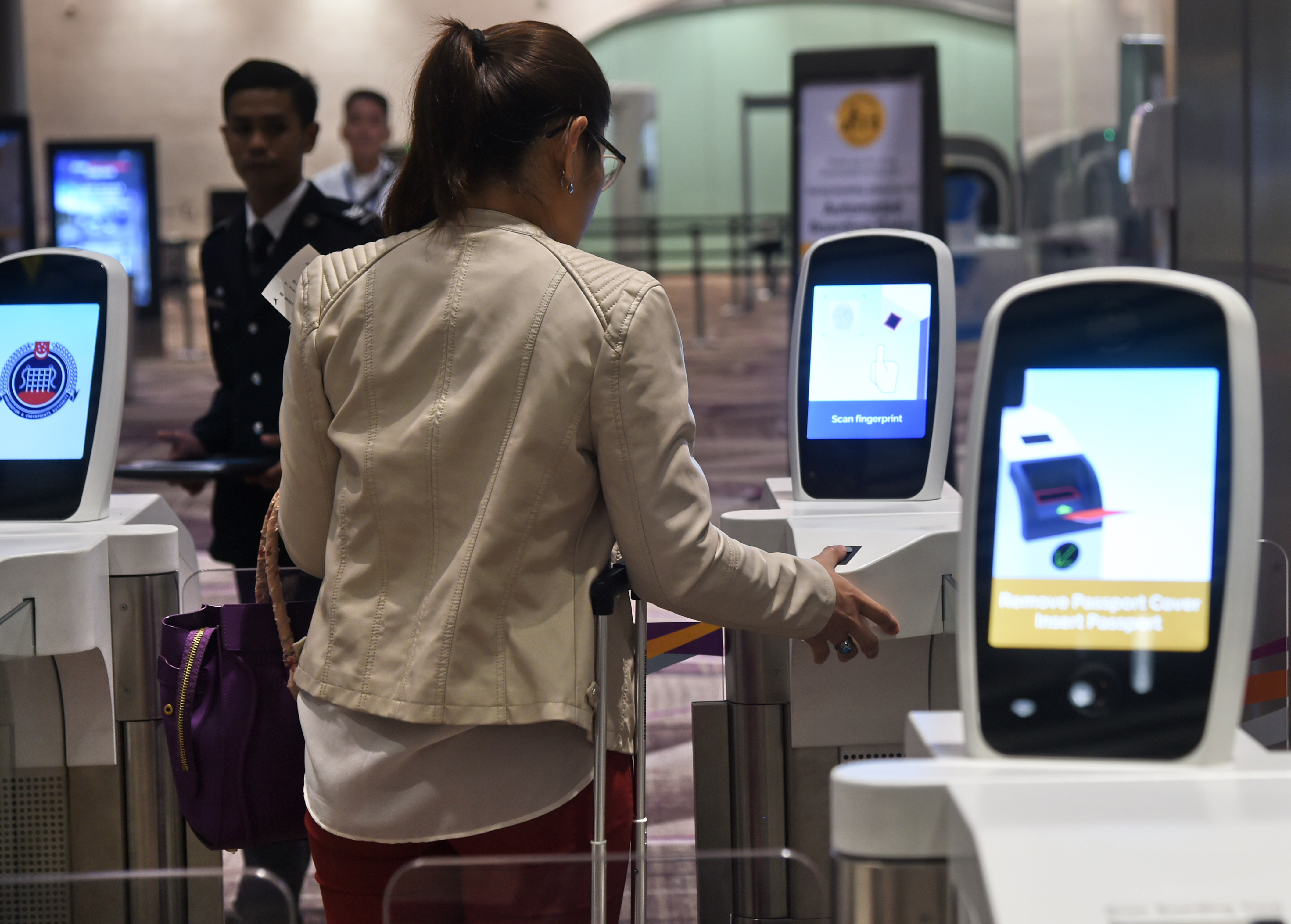 Arcfelismerő rendszer figyelmeztetheti az elbóklászó utasokat a szingapúri reptéren