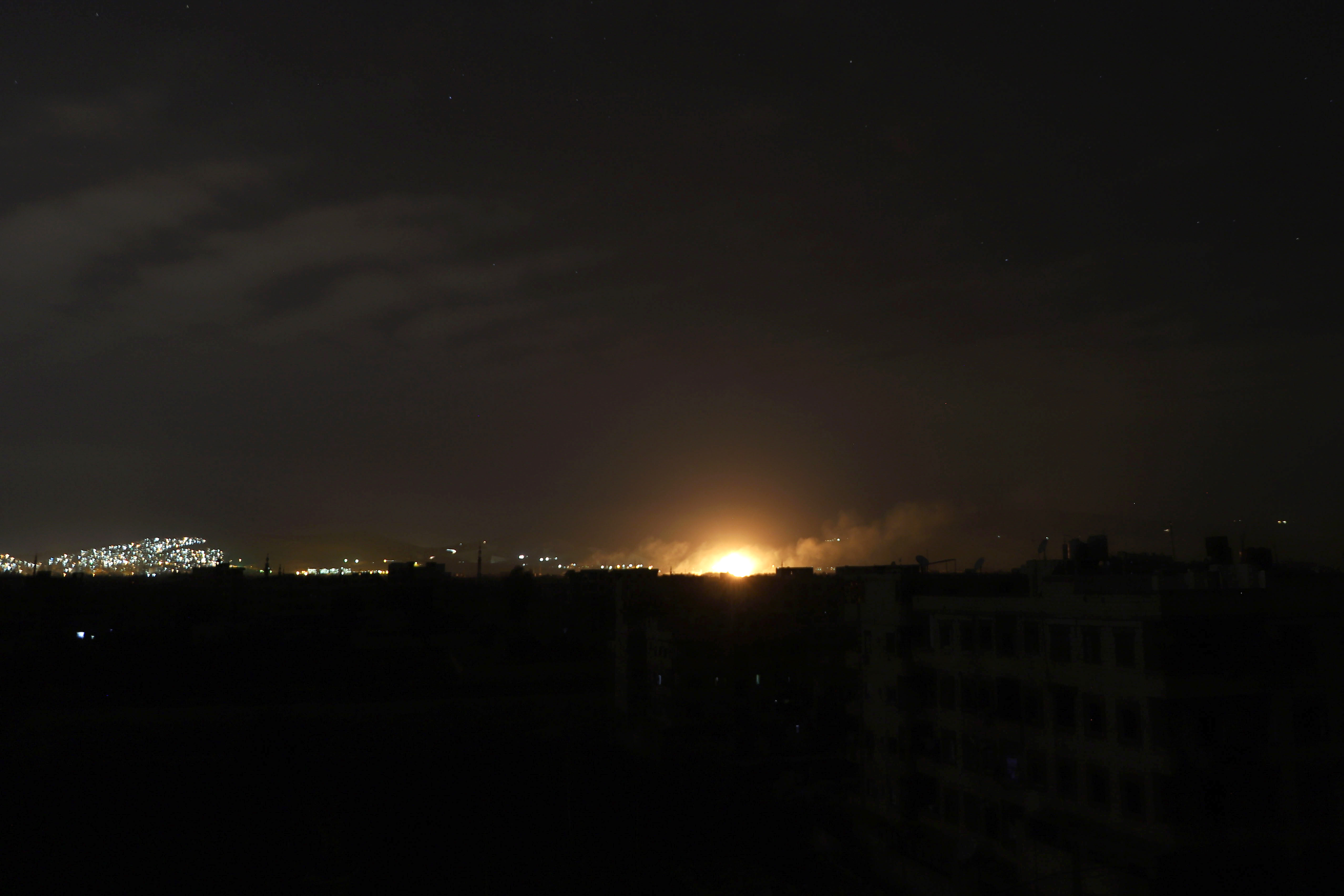 Hatalmas robbanások pusztítottak egy szír katonai repülőtéren
