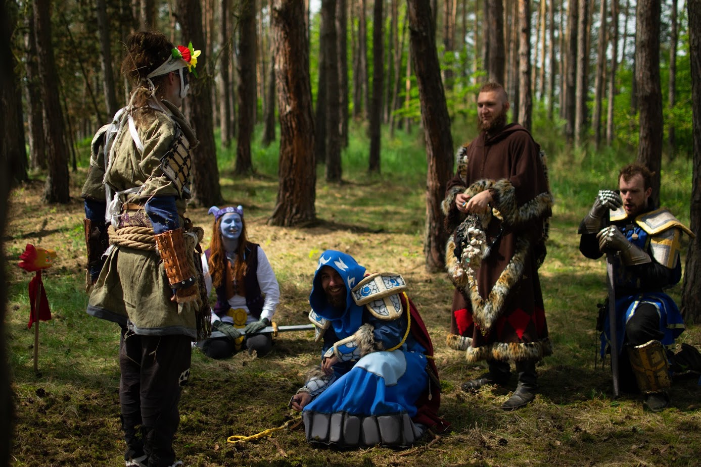Fantasztikus fotókon, ahogy cosplayesek élőben nyomják a World of Warcraftot egy cseh erdőben
