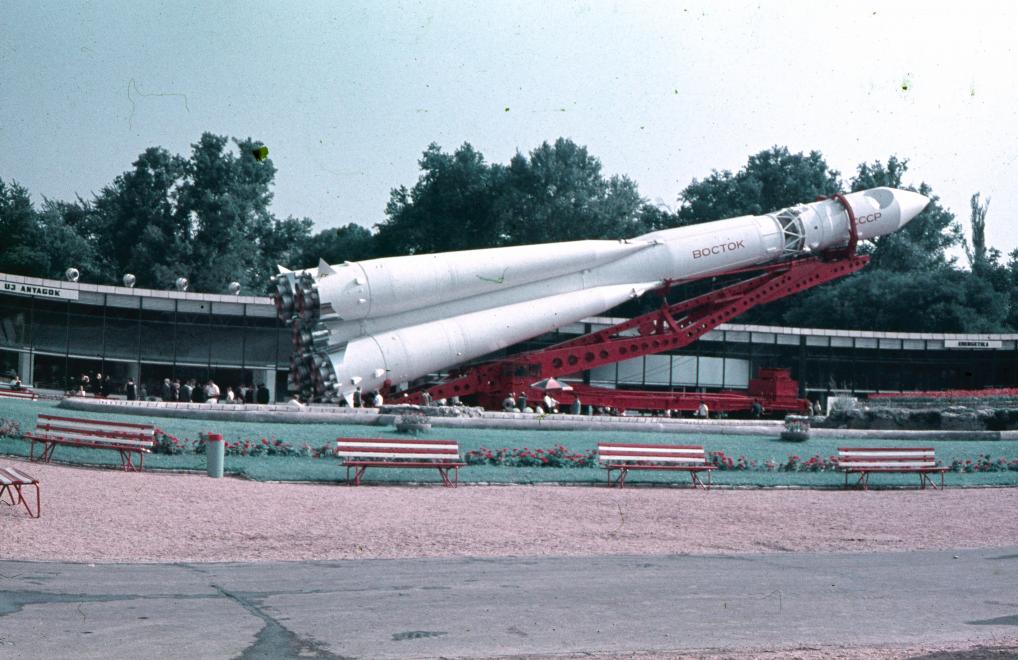A Szovjet tudomány és technika 50 éve című jubileumi kiállítást 1967. szeptemberben rendezték meg a BNV területén. A képen Gagarin űrhajója, a Vosztok-1 látható.