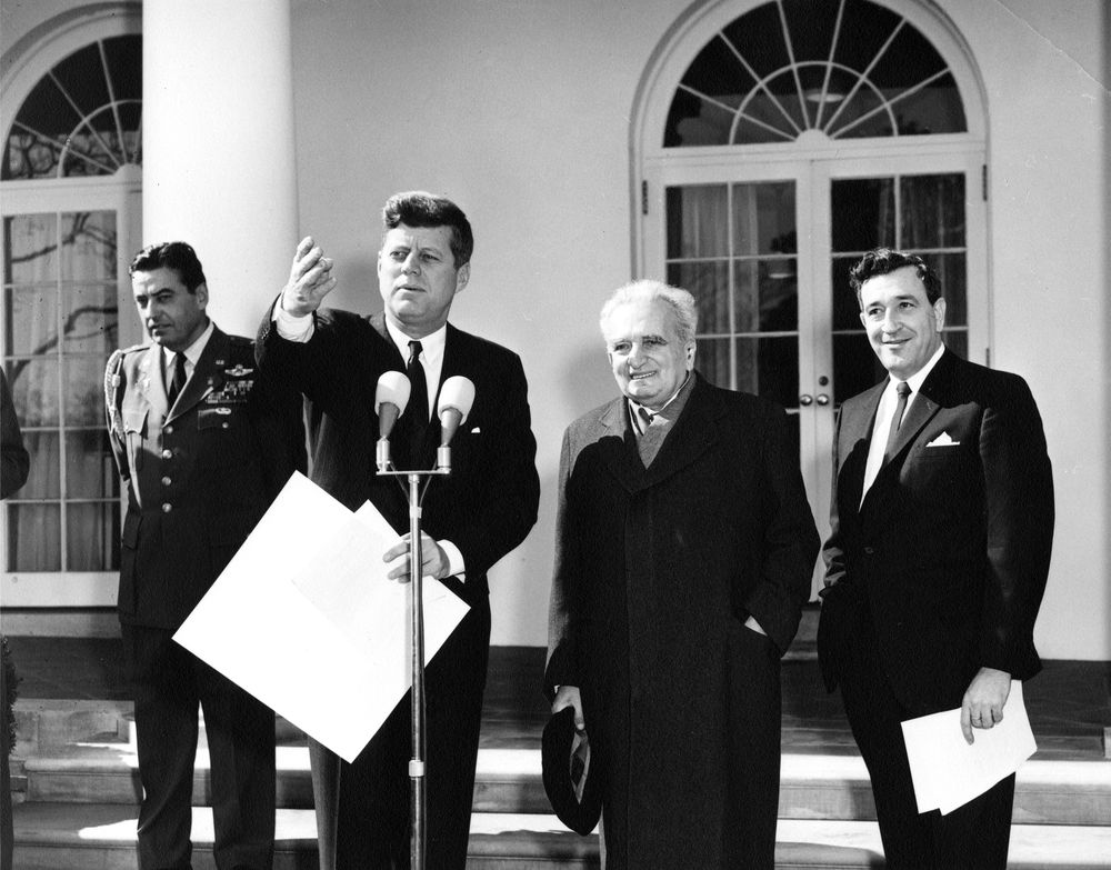 Kármán 1962-ben Kennedyvel